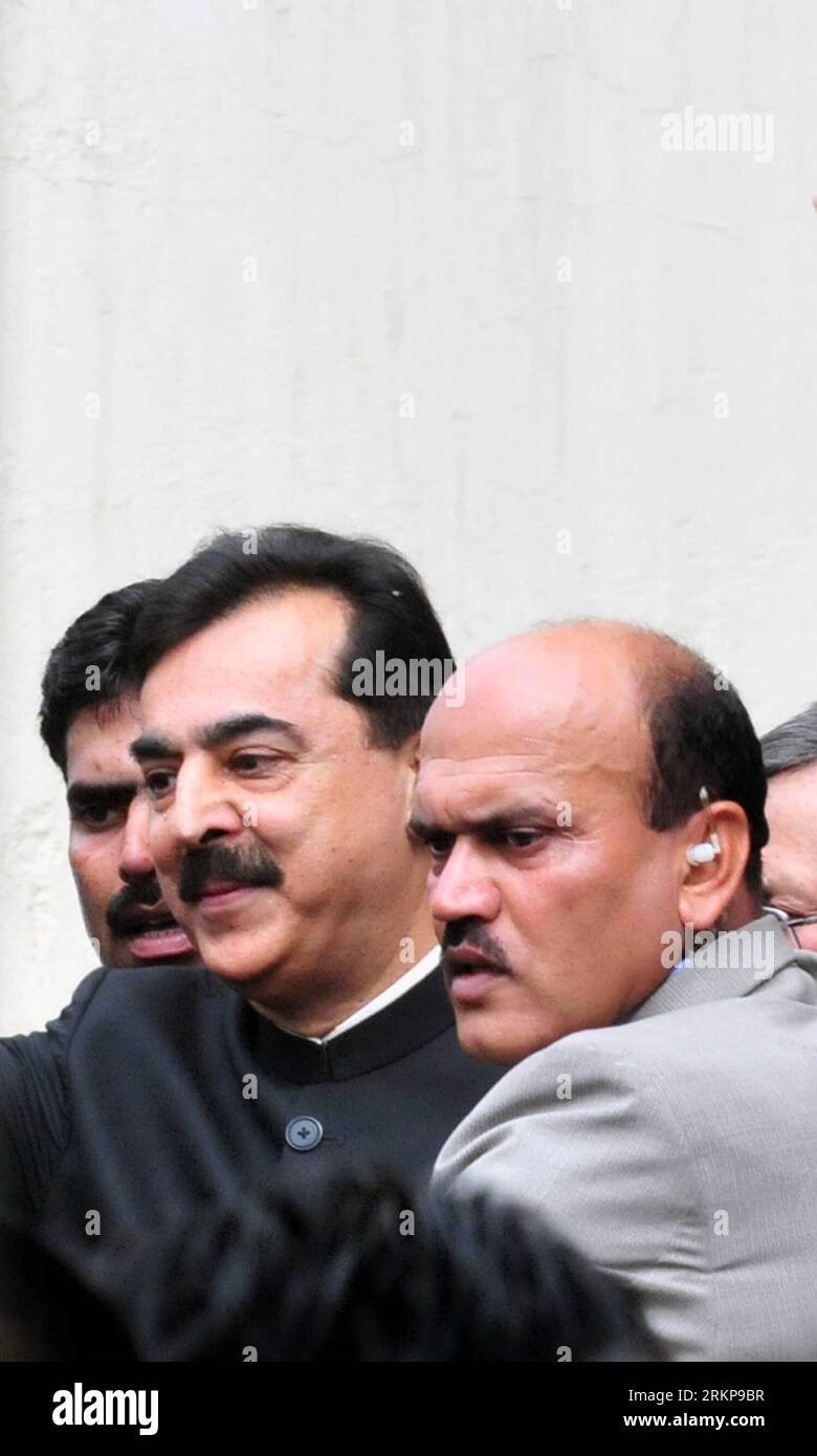 Bildnummer: 57934135  Datum: 26.04.2012  Copyright: imago/Xinhua (120426) -- ISLAMABAD, April 26, 2012 (Xinhua) -- Pakistani Prime Minister Yousuf Raza Gilani (L) is escorted by security as he leaves the Supreme Court after a verdict in Islamabad, capital of Pakistan on April 26, 2012. Pakistan s Supreme Court on Thursday found Prime Minister Yusuf Raza Gilani guilty of contempt of court for failing to act on its directives to reopen graft cases against President Asif Ali Zardari. (Xinhua/Ahmad Kamal) (ybg) PAKISTAN-PRIME MINISTER-GUILTY OF CONTEMPT OF COURT PUBLICATIONxNOTxINxCHN People Polit Stock Photo