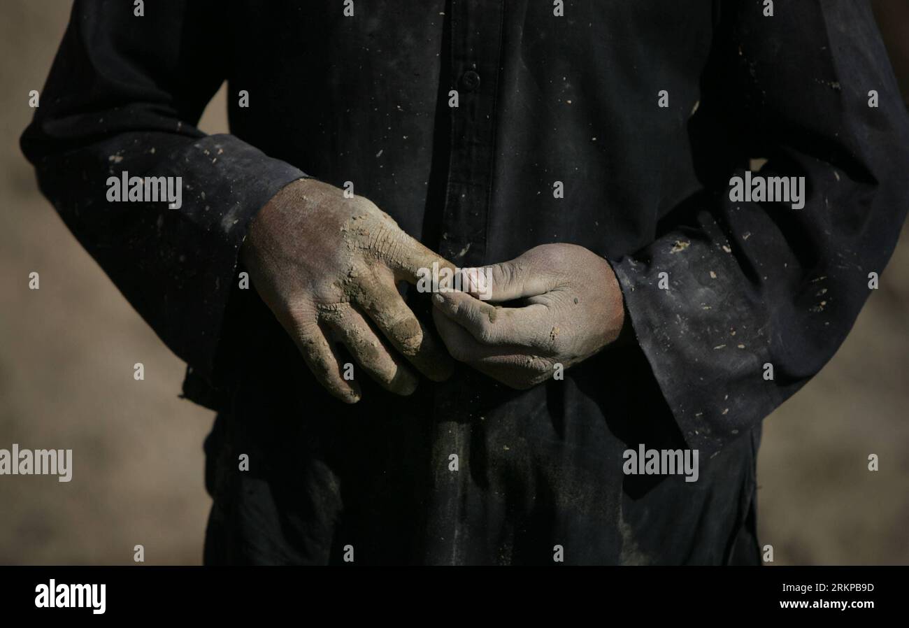 Bildnummer: 57946732  Datum: 01.05.2012  Copyright: imago/Xinhua (120501) -- KABUL, May 1, 2012 (Xinhua) -- An Afghan worker works at a brick factory on the outskirts of Kabul, Afghanistan, May 1, 2012. The first day of May is the international Labor Day which is celebrated worldwide. Afghanistan has a 15 million strong labor force with high rate of unemployment. (Xinhua/Ahmad Massoud) AFGHANISTAN-LABOR DAY-WORKERS PUBLICATIONxNOTxINxCHN Gesellschaft Arbeitswelten Ziegelstein Fabrik Arbeiter Symbol Highlight premiumd xmk x2x 2012 quer o0 Dreck, Schmutz, Hand, Körperteile,     57946732 Date 01 Stock Photo