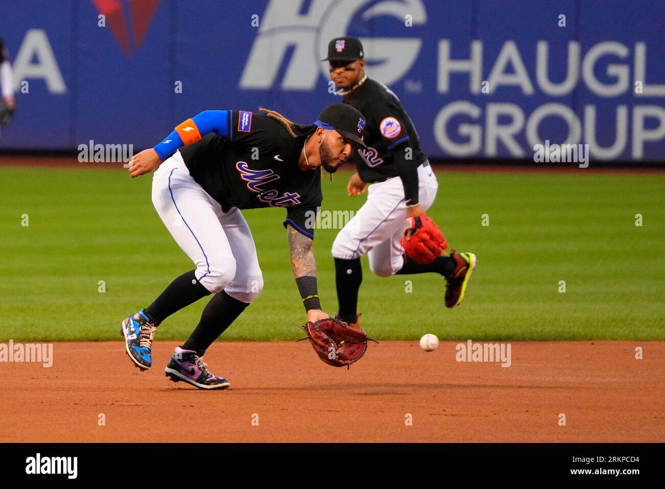 flushing-ny-august-25-new-york-mets-third-baseman-jonathan-arauz