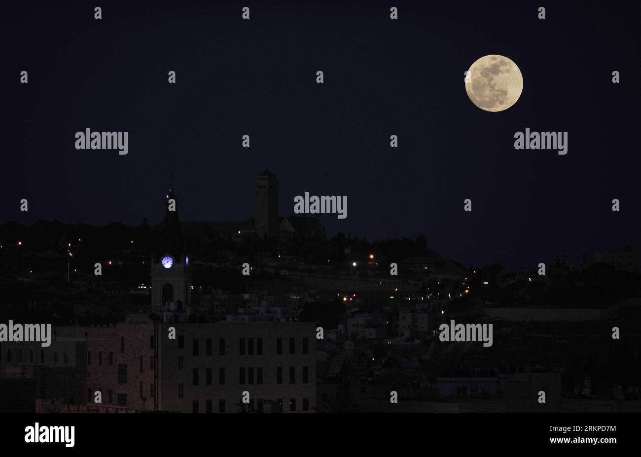 Bildnummer: 57959598  Datum: 05.05.2012  Copyright: imago/Xinhua (120505)-- JERUSALEM, May 5, 2012 (Xinhua) -- A full moon rises in Jerusalem on May 5, 2012. Saturday will see the rise of a full moon called the Super Moon when it arrives at its closest point to the Earth in 2012. (Xinhua/Yin Dongxun) MIDEAST-JERUSALEM-MOON PUBLICATIONxNOTxINxCHN Gesellschaft Mond Vollmond Supervollmond Nacht Perigäum Erdnähe xjh x0x premiumd Highlight 2012 quer      57959598 Date 05 05 2012 Copyright Imago XINHUA  Jerusalem May 5 2012 XINHUA a Full Moon Rises in Jerusalem ON May 5 2012 Saturday will Lake The R Stock Photo