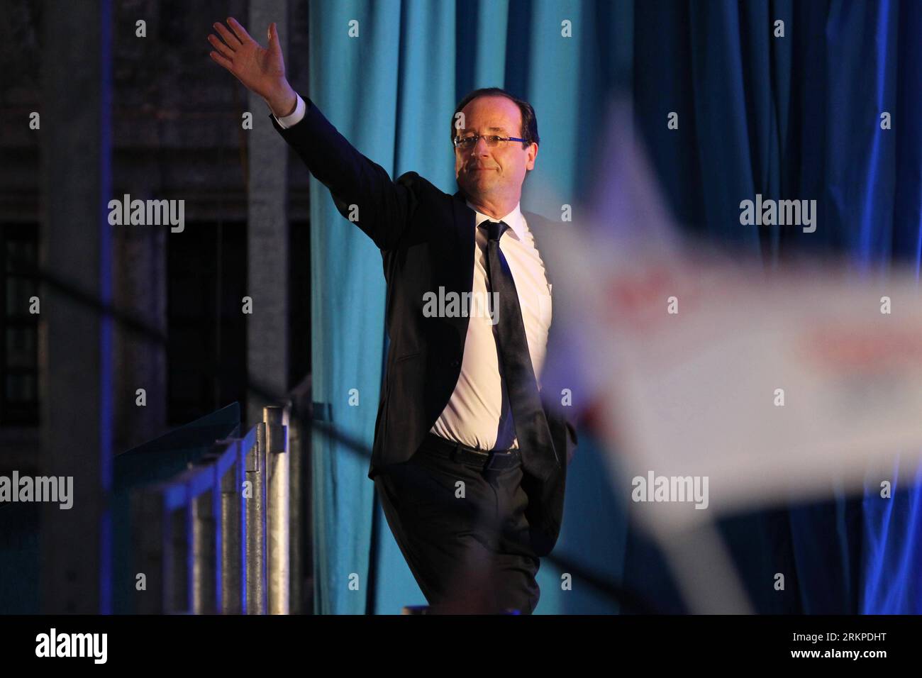 Bildnummer: 57962360  Datum: 06.05.2012  Copyright: imago/Xinhua (120506) -- TULLE, May 6, 2012 (Xinhua) -- France s Socialist Party s candidate Francois Hollande waves to supporters after he defeated incumbent French President Nicolas Sarkozy in Sunday s decisive presidential runoff, in Tulle, southern France, May 6, 2012. Francois Hollande said he feels proud of bringing hope to France and that change will start from now in an address to his supporters on Sunday night after the presidential election. (Xinhua/Gao Jing) (zx) FRANCE-TULLE-HOLLANDE-VICTORY PUBLICATIONxNOTxINxCHN People Politik W Stock Photo