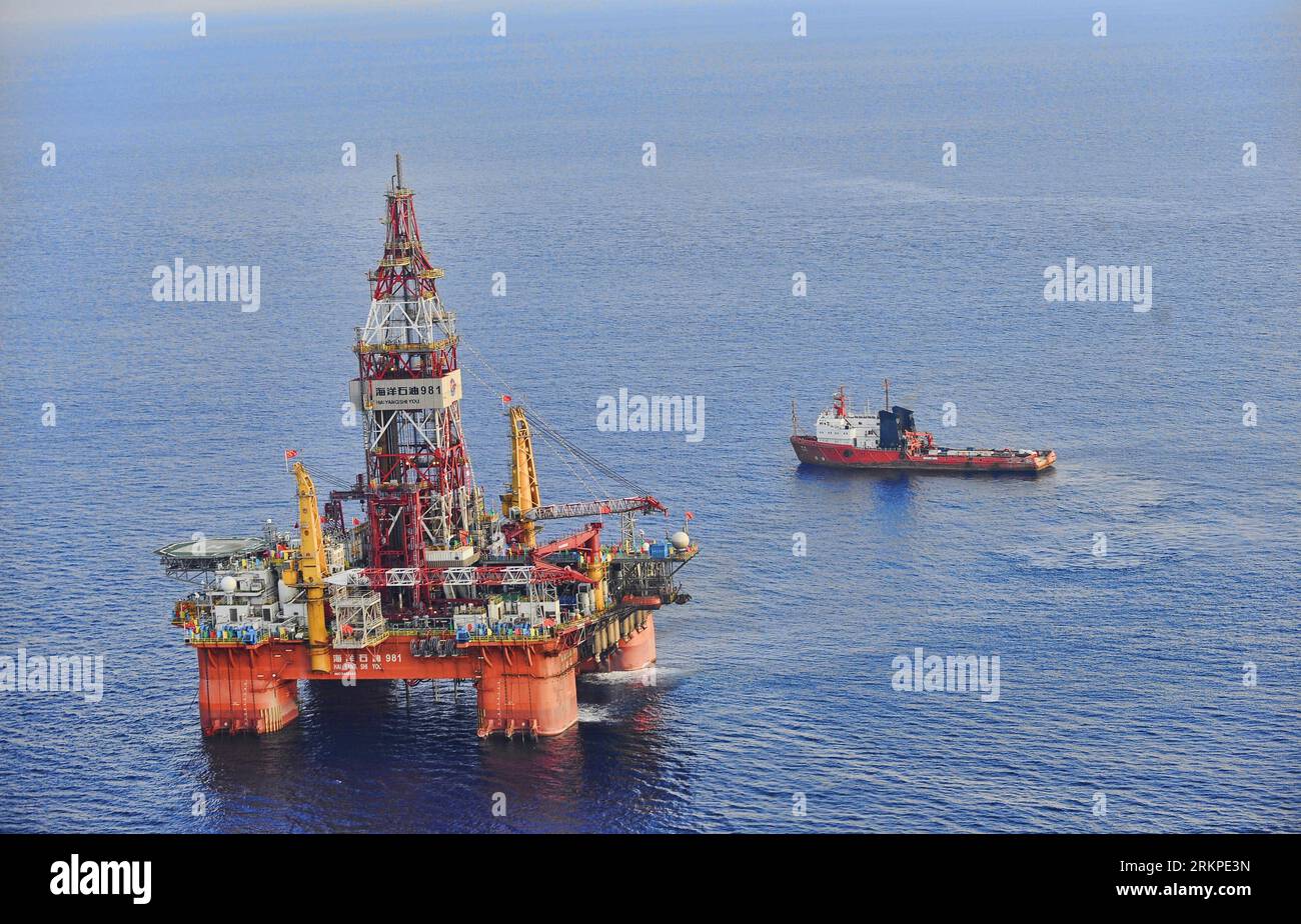 South china sea oil rig hi-res stock photography and images - Alamy