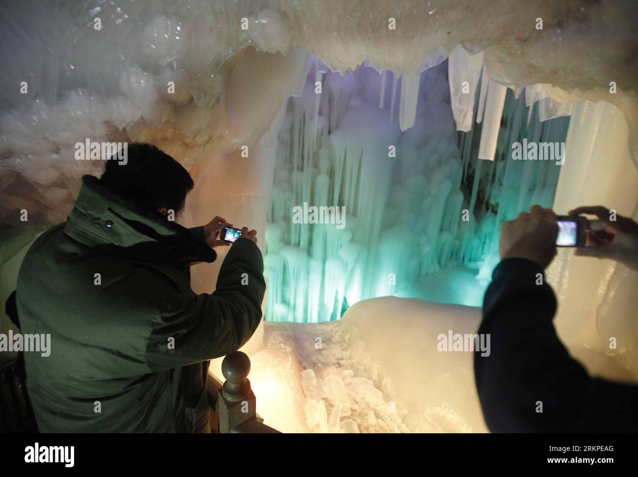 Bildnummer: 57973250  Datum: 09.05.2012  Copyright: imago/Xinhua (120509) -- NINGWU, May 9, 2012 (Xinhua) -- Visitors take photos in a three million years old ice cave in Ningwu County of Xinzhou City, north China s Shanxi Province, May 9, 2012. The cave is more than 100 meters long and ice remains all year.(Xinhua/Wang Shen) (zkr) CHINA-NINGWU-ICE CAVE(CN) PUBLICATIONxNOTxINxCHN Gesellschaft Höhle Eishöhle Eiszapfen x0x xst premiumd Highlight 2012 quer      57973250 Date 09 05 2012 Copyright Imago XINHUA  Ningwu May 9 2012 XINHUA Visitors Take Photos in a Three Million Years Old ICE Cave in N Stock Photo