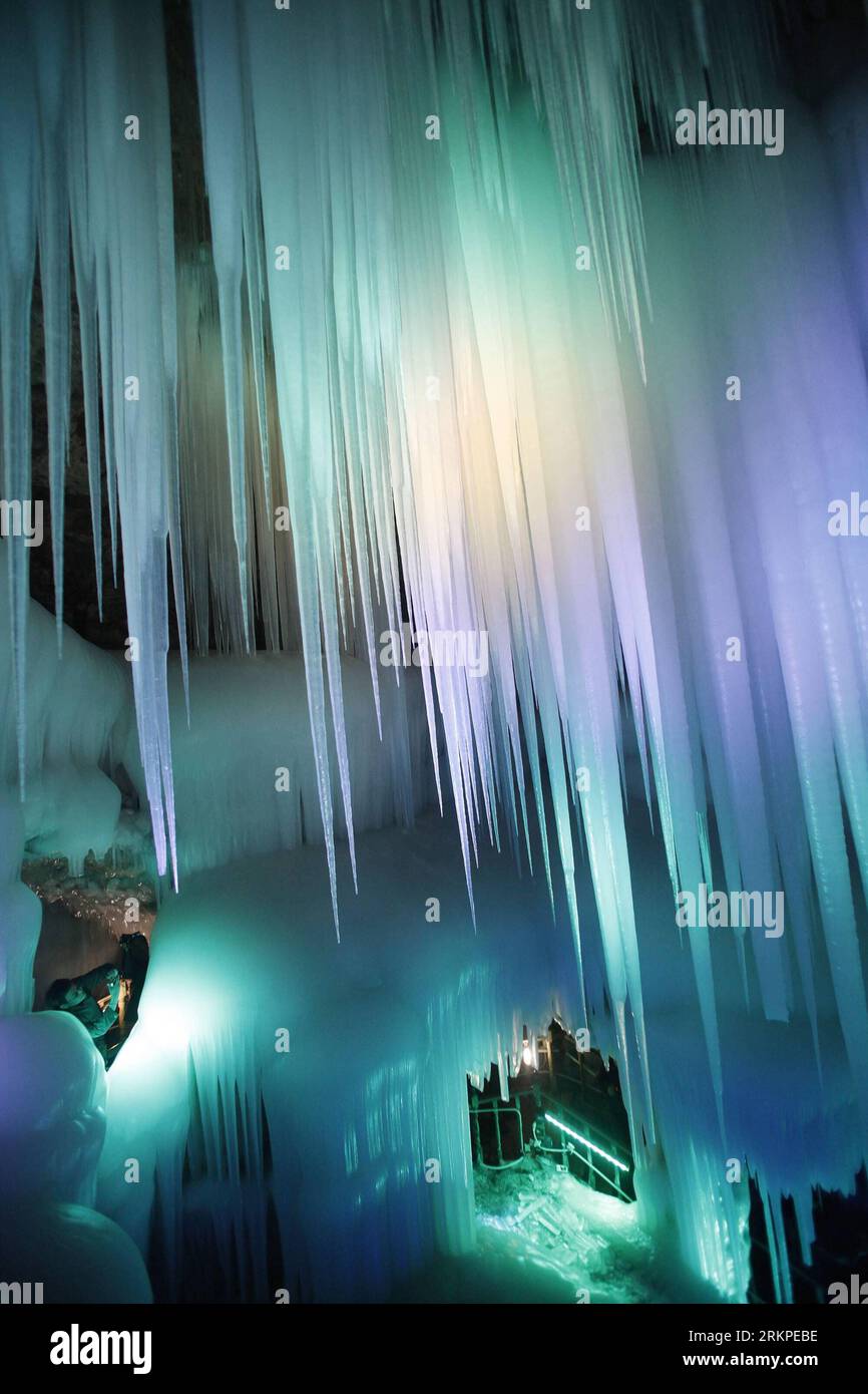 Bildnummer: 57973249  Datum: 09.05.2012  Copyright: imago/Xinhua (120509) -- NINGWU, May 9, 2012 (Xinhua) -- A visitor takes photos in a three million years old ice cave in Ningwu County of Xinzhou City, north China s Shanxi Province, May 9, 2012. The cave is more than 100 meters long and ice remains all year.(Xinhua/Wang Shen) (zkr) CHINA-NINGWU-ICE CAVE(CN) PUBLICATIONxNOTxINxCHN Gesellschaft Höhle Eishöhle Eiszapfen x0x xst premiumd Highlight 2012 hoch      57973249 Date 09 05 2012 Copyright Imago XINHUA  Ningwu May 9 2012 XINHUA a Visitor Takes Photos in a Three Million Years Old ICE Cave Stock Photo