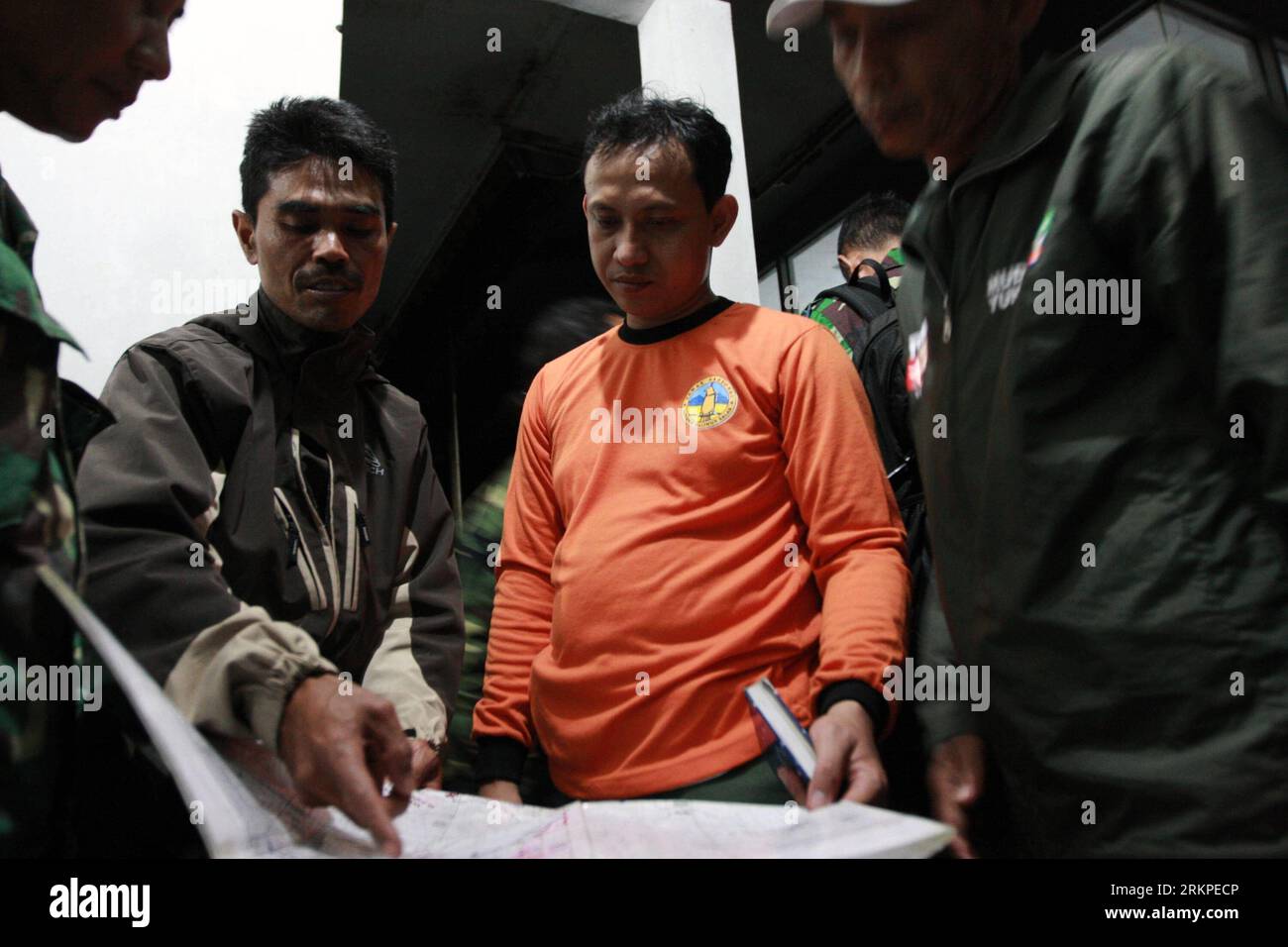 Bildnummer: 57973768  Datum: 10.05.2012  Copyright: imago/Xinhua (120510) -- SUKABUMI, May 10, 2012 (Xinhua) -- A search and Rescue member of National Parks Salak and Halimun Mountain (TNGHS) explains to the marines and volunteers the missing point of the Russian-made Sukhoi Jet-100 on a contour map of the Salak and Halimun mountain at Cidahu in West Java, Indonesia, May 10, 2012. Indonesian authorities said Wednesday that a Sukhoi Superjet 100 carrying Indonesian and Russian businessmen and officials of the Russian embassy in Jakarta lost contact while trying to descend from 10,000 feet to 6, Stock Photo