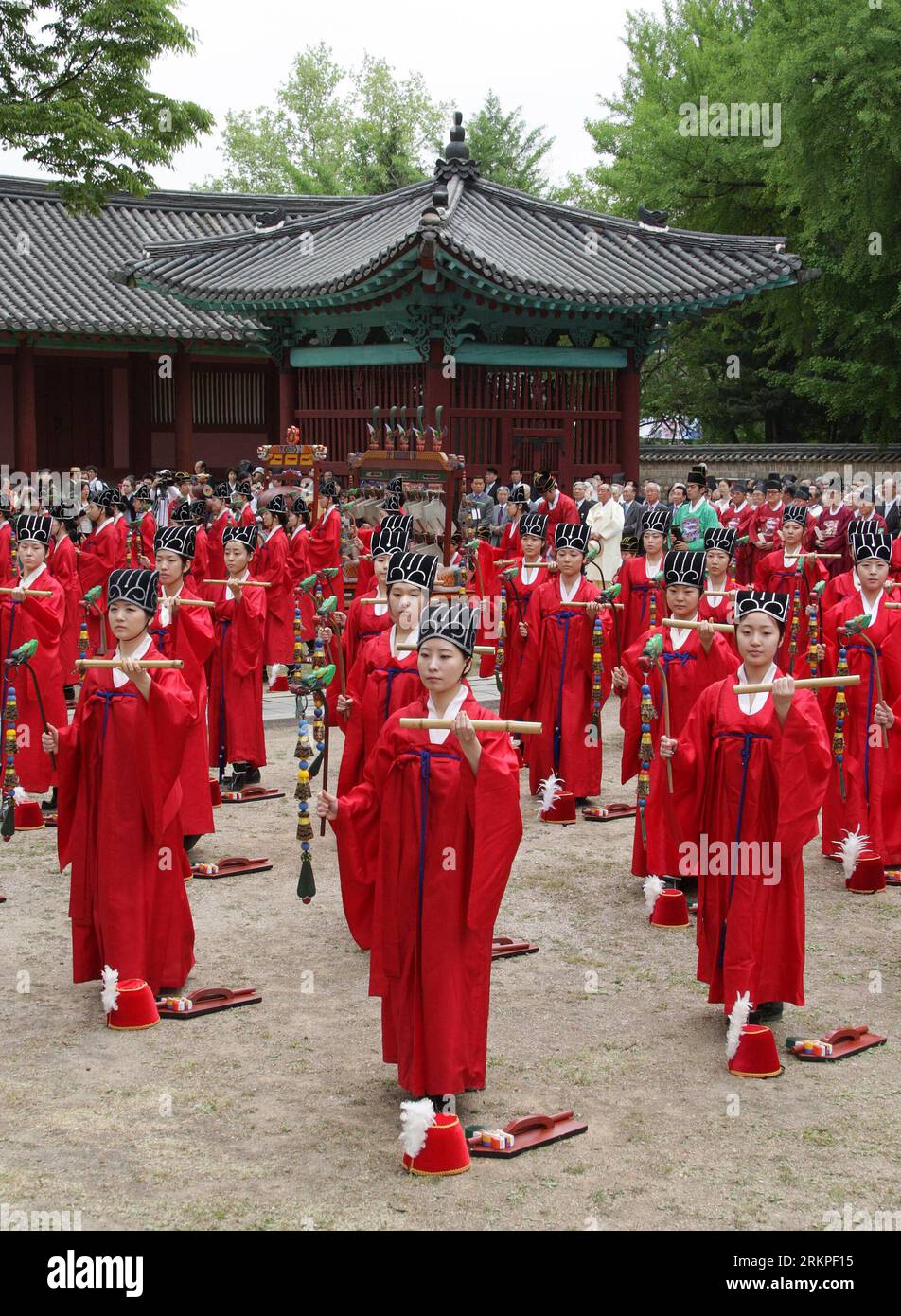 Bildnummer: 57979824  Datum: 11.05.2012  Copyright: imago/Xinhua (120511) -- SEOUL, May 11, 2012 (Xinhua) -- College students wearing traditional costumes perform traditional ritual at a Confucian shrine in Seoul, South Korea, May 11, 2012. The Confucius ritual is staged twice a year at the Confucian Shrine at Sungkyunkwan University in Seoul, which was built during the Joseon Dynasty in 1398 for Korean Confucian scholars to honor Confucius. (Xinhua/Park Jin-hee) SOUTH KOREA-SEOUL-CONFUCIUS RITUAL PUBLICATIONxNOTxINxCHN Gesellschaft xda x2x 2012 hoch o0 Konfuzianismus Tradition Bildung Uni Stu Stock Photo