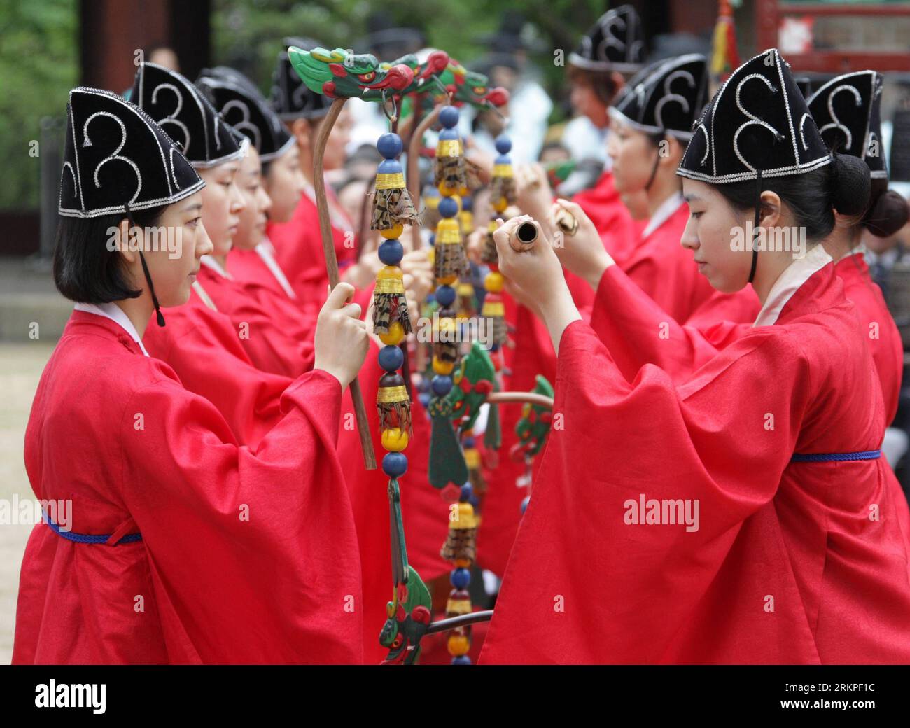 Bildnummer: 57979826  Datum: 11.05.2012  Copyright: imago/Xinhua (120511) -- SEOUL, May 11, 2012 (Xinhua) -- College students wearing traditional costumes perform traditional ritual at a Confucian shrine in Seoul, South Korea, May 11, 2012. The Confucius ritual is staged twice a year at the Confucian Shrine at Sungkyunkwan University in Seoul, which was built during the Joseon Dynasty in 1398 for Korean Confucian scholars to honor Confucius. (Xinhua/Park Jin-hee) SOUTH KOREA-SEOUL-CONFUCIUS RITUAL PUBLICATIONxNOTxINxCHN Gesellschaft xda x2x 2012 quer  o0 Konfuzianismus Tradition Bildung Uni St Stock Photo