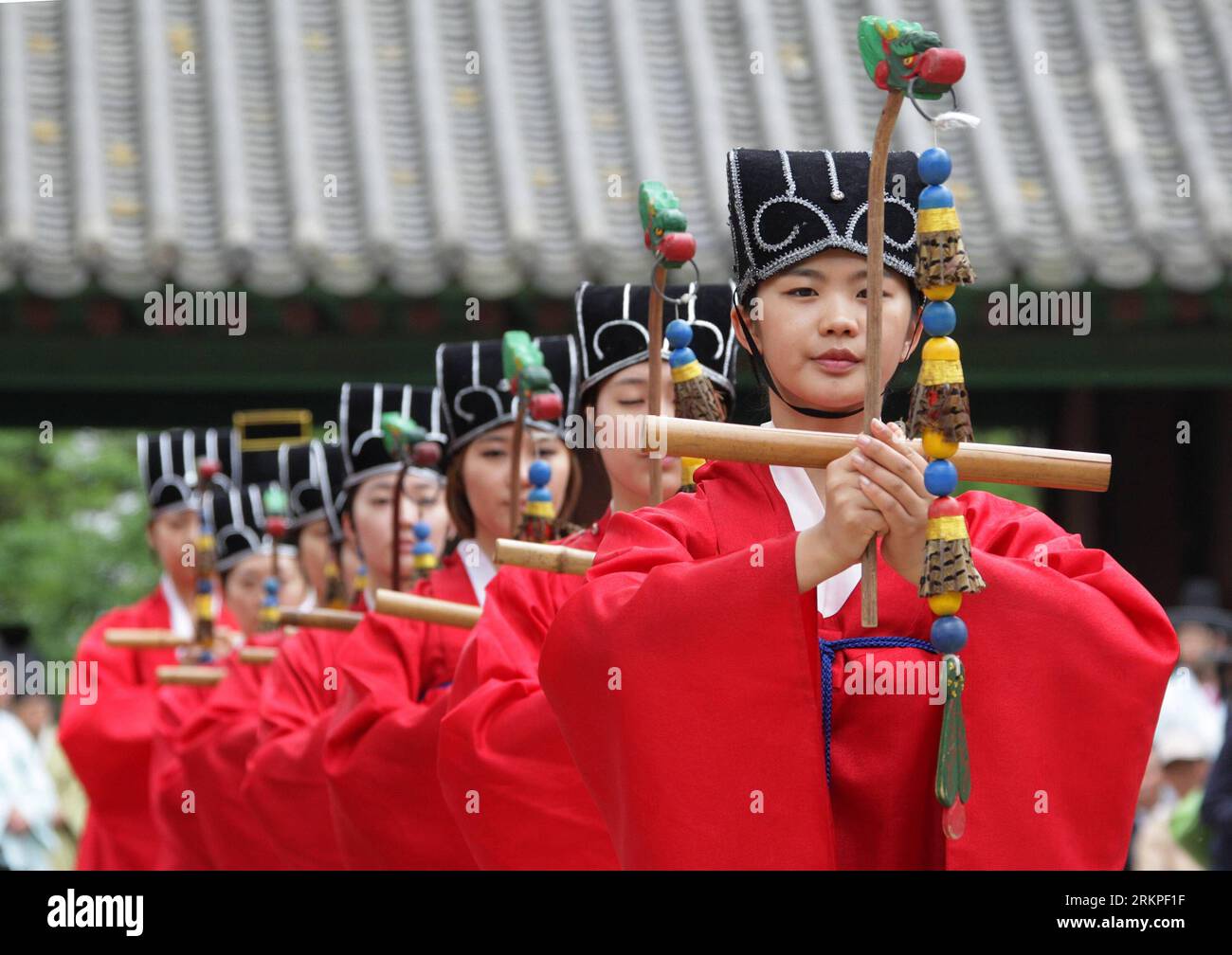 Bildnummer: 57979828  Datum: 11.05.2012  Copyright: imago/Xinhua (120511) -- SEOUL, May 11, 2012 (Xinhua) -- College students wearing traditional costumes perform traditional ritual at a Confucian shrine in Seoul, South Korea, May 11, 2012. The Confucius ritual is staged twice a year at the Confucian Shrine at Sungkyunkwan University in Seoul, which was built during the Joseon Dynasty in 1398 for Korean Confucian scholars to honor Confucius. (Xinhua/Park Jin-hee) SOUTH KOREA-SEOUL-CONFUCIUS RITUAL PUBLICATIONxNOTxINxCHN Gesellschaft xda x2x 2012 quer  o0 Konfuzianismus Tradition Bildung Uni St Stock Photo