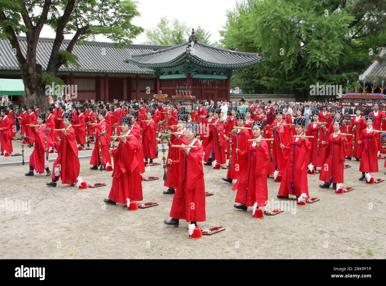 Bildnummer: 57979827  Datum: 11.05.2012  Copyright: imago/Xinhua (120511) -- SEOUL, May 11, 2012 (Xinhua) -- College students wearing traditional costumes perform traditional ritual at a Confucian shrine in Seoul, South Korea, May 11, 2012. The Confucius ritual is staged twice a year at the Confucian Shrine at Sungkyunkwan University in Seoul, which was built during the Joseon Dynasty in 1398 for Korean Confucian scholars to honor Confucius. (Xinhua/Park Jin-hee) SOUTH KOREA-SEOUL-CONFUCIUS RITUAL PUBLICATIONxNOTxINxCHN Gesellschaft xda x2x 2012 quer  o0 Konfuzianismus Tradition Bildung Uni St Stock Photo