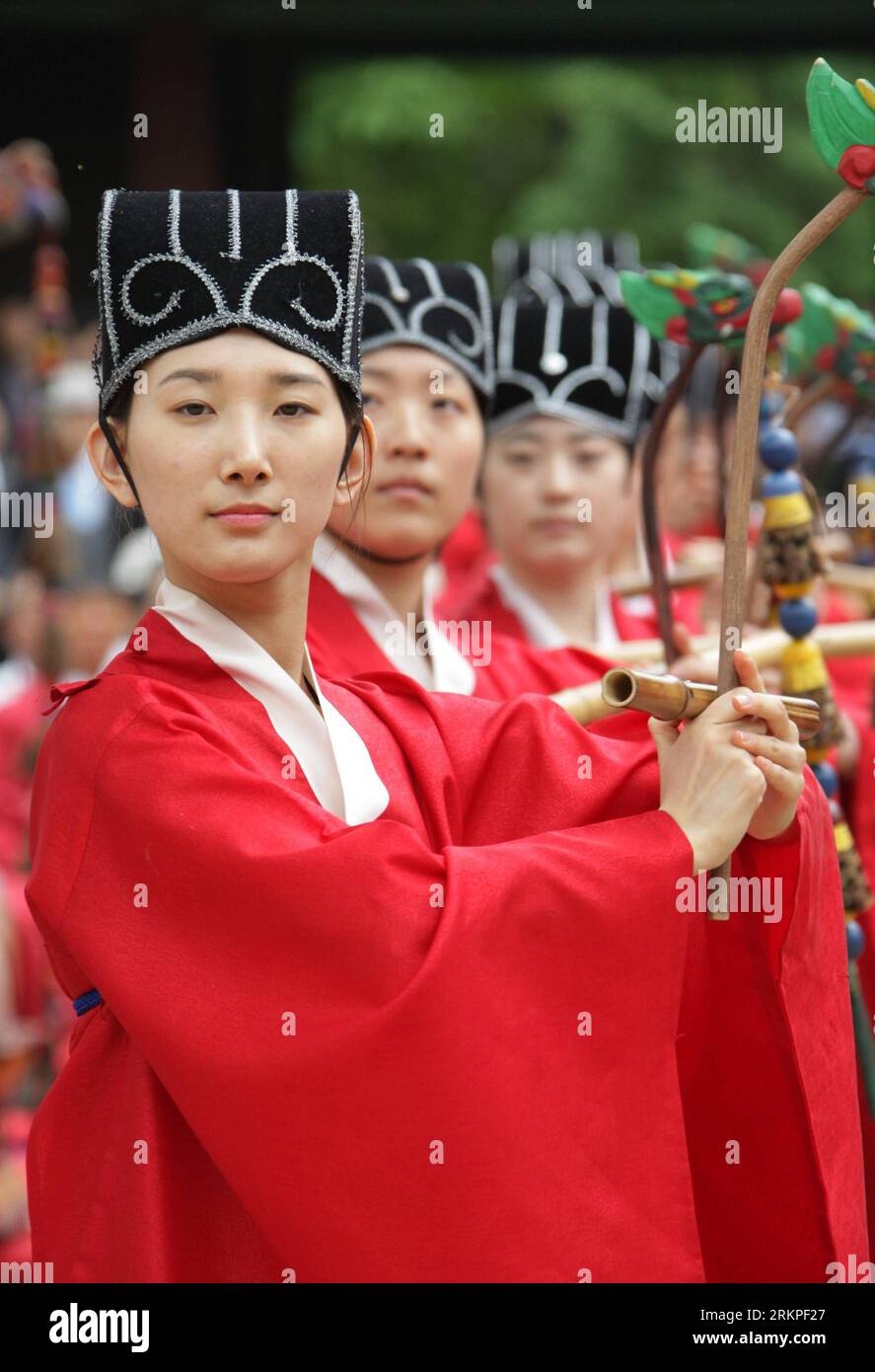 Bildnummer: 57979825  Datum: 11.05.2012  Copyright: imago/Xinhua (120511) -- SEOUL, May 11, 2012 (Xinhua) -- College students wearing traditional costumes perform traditional ritual at a Confucian shrine in Seoul, South Korea, May 11, 2012. The Confucius ritual is staged twice a year at the Confucian Shrine at Sungkyunkwan University in Seoul, which was built during the Joseon Dynasty in 1398 for Korean Confucian scholars to honor Confucius. (Xinhua/Park Jin-hee) SOUTH KOREA-SEOUL-CONFUCIUS RITUAL PUBLICATIONxNOTxINxCHN Gesellschaft xda x2x 2012 hoch  o0 Konfuzianismus Tradition Bildung Uni St Stock Photo