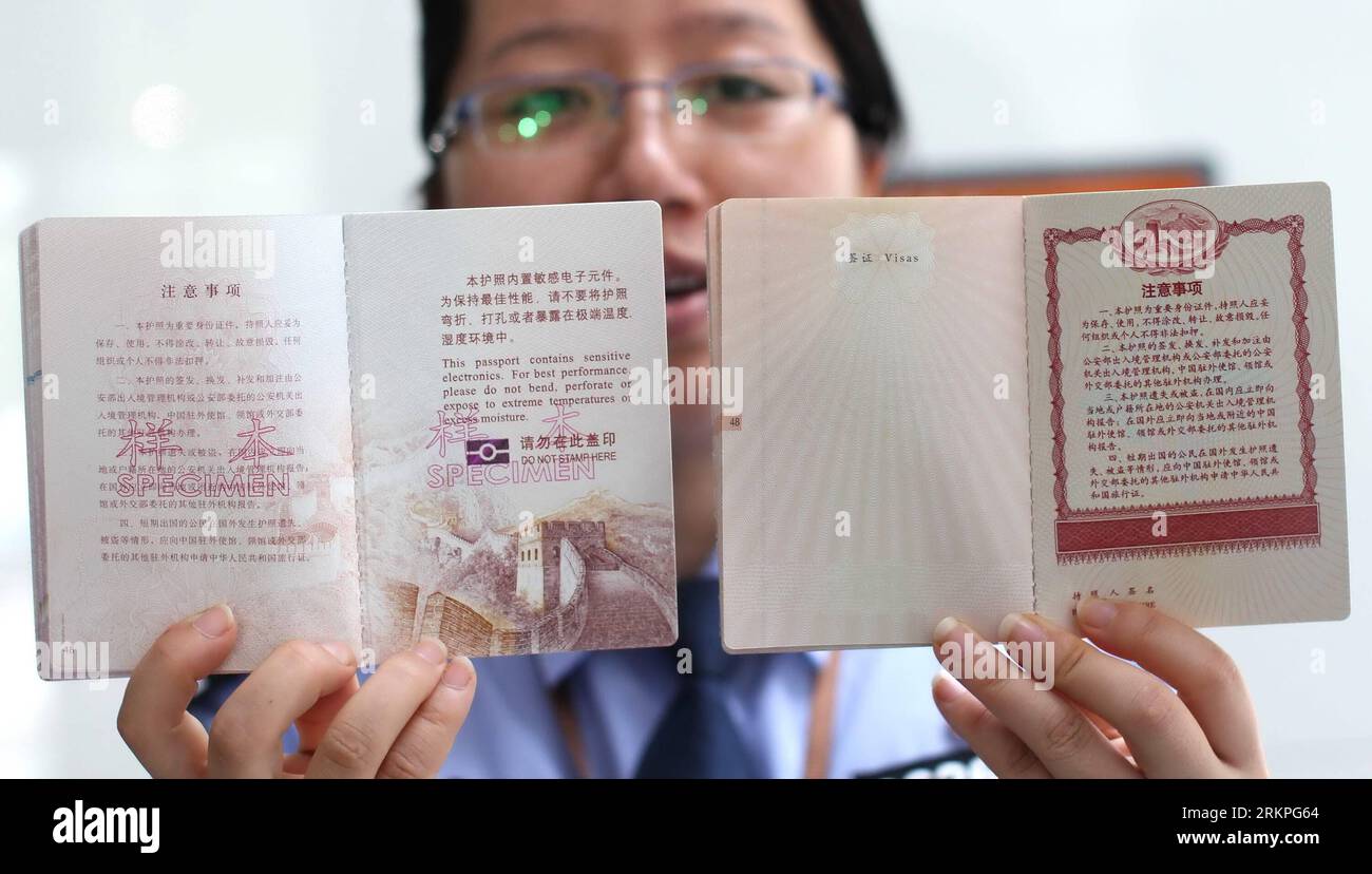 Bildnummer: 57990258 Datum: 15.05.2012 Copyright: imago/Xinhua (120515) --  NANTONG, May 15, 2012 (Xinhua) -- A policewoman shows the new biometric  version (L) and the previous machine-readable version of the Chinese  ordinary passport