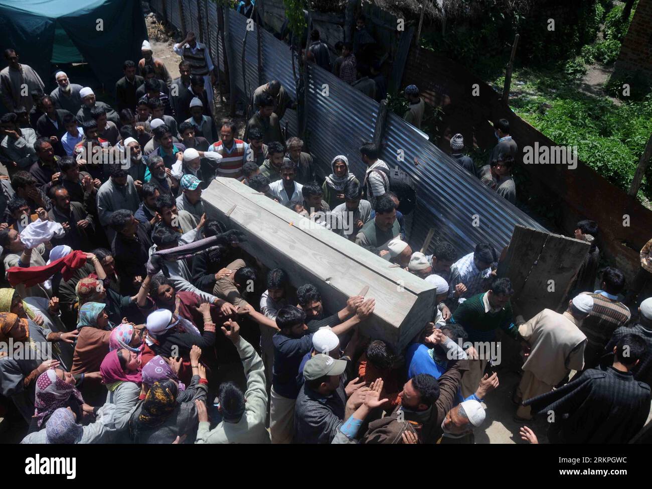 Bildnummer: 57995574  Datum: 16.05.2012  Copyright: imago/Xinhua (120516) -- SRINAGAR, May 16, 2012 (Xinhua) -- carry coffin of Nazir Ahmad Najar during his funeral at village Surasyar in Badgam district, Srinagar, summer capital of Indian-controlled Kashmir, May 16, 2012. Two persons were killed and 37 injured when a bus skidded off the road and fell into a gorge. Deadly road accidents in Indian-controlled Kashmir are often caused by overloading the vehicles, the bad condition of roads and reckless driving. (Xinhua /Javed Dar) (zyw) INDIA-KASHMIR-SRINAGAR-ACCIDENT PUBLICATIONxNOTxINxCHN Gesel Stock Photo
