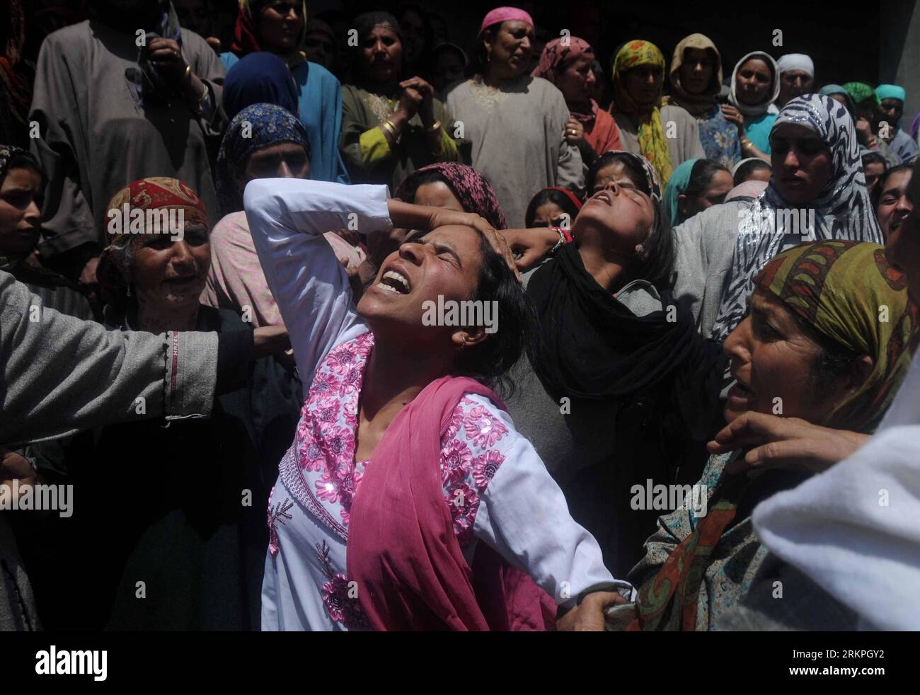 Bildnummer: 57995575  Datum: 16.05.2012  Copyright: imago/Xinhua (120516) -- SRINAGAR, May 16, 2012 (Xinhua) -- Relatives wail over the death of Nazir Ahmad Najar during his funeral at village Surasyar in Badgam district, Srinagar, summer capital of Indian-controlled Kashmir, May 16, 2012. Two persons were killed and 37 injured when the bus skidded off the road and fell into a gorge. Deadly road accidents in Indian-controlled Kashmir are often caused by overloading the vehicles, the bad condition of roads and reckless driving. (Xinhua /Javed Dar) (zyw) INDIA-KASHMIR-SRINAGAR-ACCIDENT PUBLICATI Stock Photo