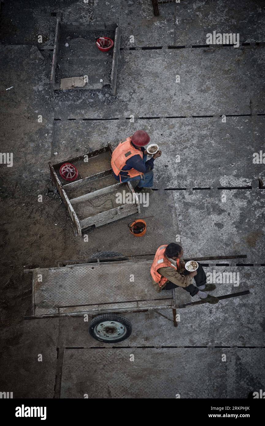 Bildnummer: 58000650  Datum: 17.05.2012  Copyright: imago/Xinhua (120517) -- HAINING, May 17, 2012 (Xinhua) -- Workers have lunch at the construction site of the Jiaxing-Shaoxing Bridge in Haining, east China s Zhejiang Province, May 17, 2012. Under a total investment of 13.9 billion yuan (2.2 billion U.S. dollars), the 10-kilometer bridge is the second trans-oceanic bridge over the Hangzhou Bay after the Hangzhou Bay Bridge. The driving time from Shaoxing, Zhejiang Province to east China s Shanghai Municipality will be reduced by nearly 50 percent once the bridge is completed by the end of 20 Stock Photo