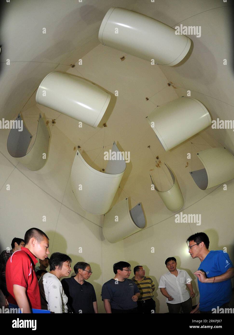 Bildnummer: 58005816  Datum: 19.05.2012  Copyright: imago/Xinhua (120519) -- BEIJING, May 19, 2012 (Xinhua) -- Visitors learn the acoustics knowledge at the Institute of Acoustics of the Chinese Academy of Sciences in Beijing, capital of China, May 19, 2012. A series of activities were held in different cities across the country to launch the Science and Technology Week on Saturday. (Xinhua/Gong Lei) (ry) CHINA-SCIENCE AND TECHNOLOGY WEEK-ACTIVITIES (CN) PUBLICATIONxNOTxINxCHN Gesellschaft Bildung Schule Grundschule Fotostory xda x1x 2012 hoch o0 Uboot, unterseeboot  U boot technik technologie Stock Photo