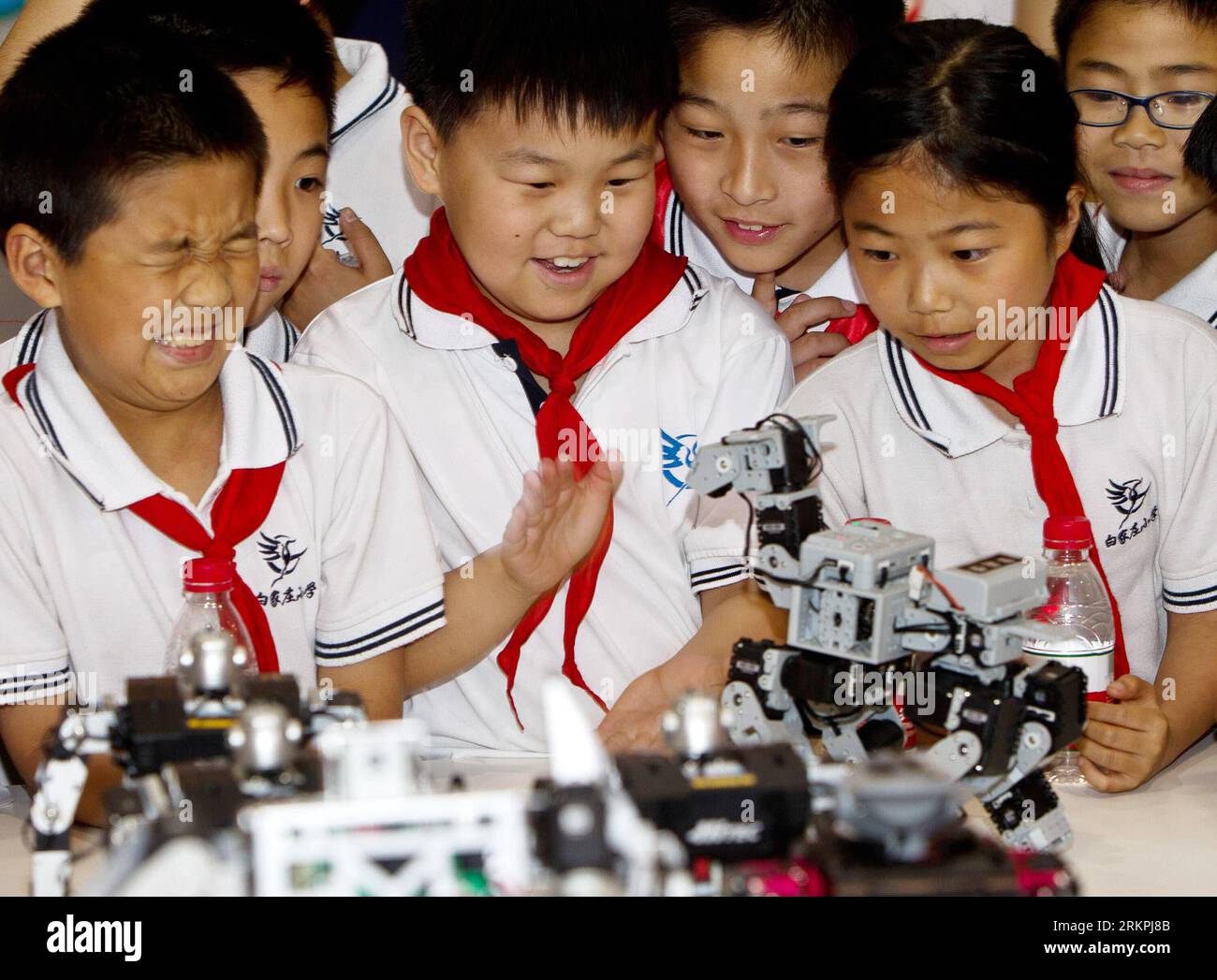 Bildnummer: 58005817  Datum: 19.05.2012  Copyright: imago/Xinhua (120519) -- BEIJING, May 19, 2012 (Xinhua) -- Young students are attracted by a robot dog, which can react to sounds, during the Science and Technology Week activity in Beijing, capital of China, May 19, 2012. A series of activities were held in different cities across the country to launch the Science and Technology Week on Saturday. (Xinhua/Jin Liwang) (ry) CHINA-SCIENCE AND TECHNOLOGY WEEK-ACTIVITIES (CN) PUBLICATIONxNOTxINxCHN Gesellschaft Bildung Schule Grundschule Fotostory xda x1x 2012 quer  o0 Uboot, unterseeboot  U boot Stock Photo