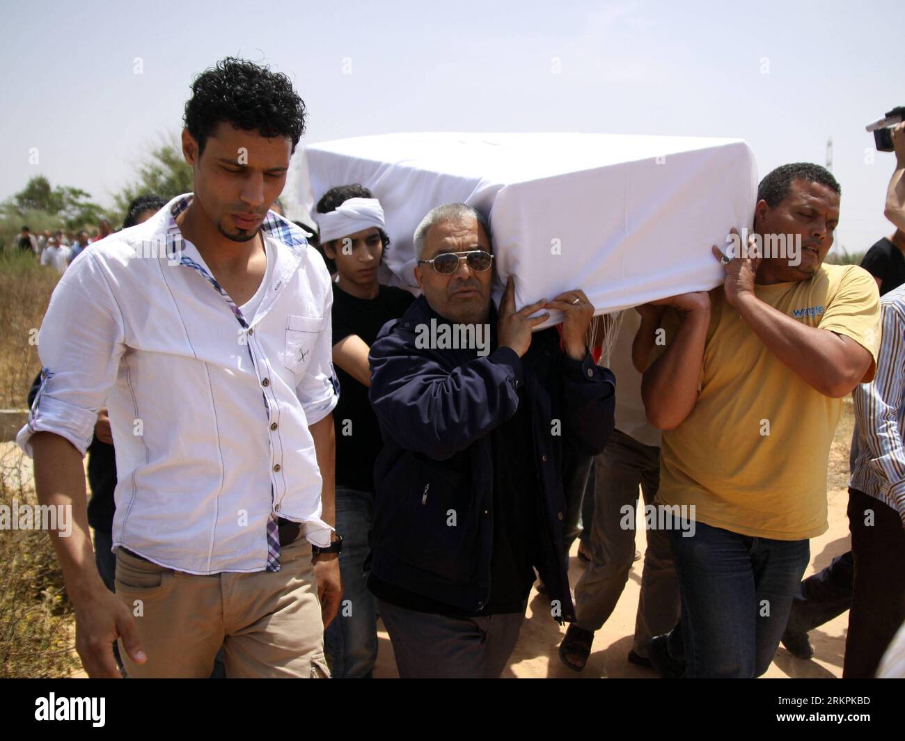 Bildnummer: 58013858  Datum: 21.05.2012  Copyright: imago/Xinhua (120521) -- TRIPOLI, May 21, 2012 (Xinhua) -- Relatives and friends carry the body of Abdelbaset Ali Mohmet al-Megrahi, the only person convicted in the case of the Lockerbie bombing in 1988 that killed 270 people, during his funeral in Janzur, a suburb west of the Libyan capital Tripoli on May 21, 2012. (Xinhua/Hamza Turkia) (srb) LIBYA-TRIPOLI-LOCKERBIE ATTACK-MEGRAHI PUBLICATIONxNOTxINxCHN People Politik Beerdigung Trauerfeier Lockerbie Attentäter Attentat x0x xst premiumd 2012 quer      58013858 Date 21 05 2012 Copyright Imag Stock Photo