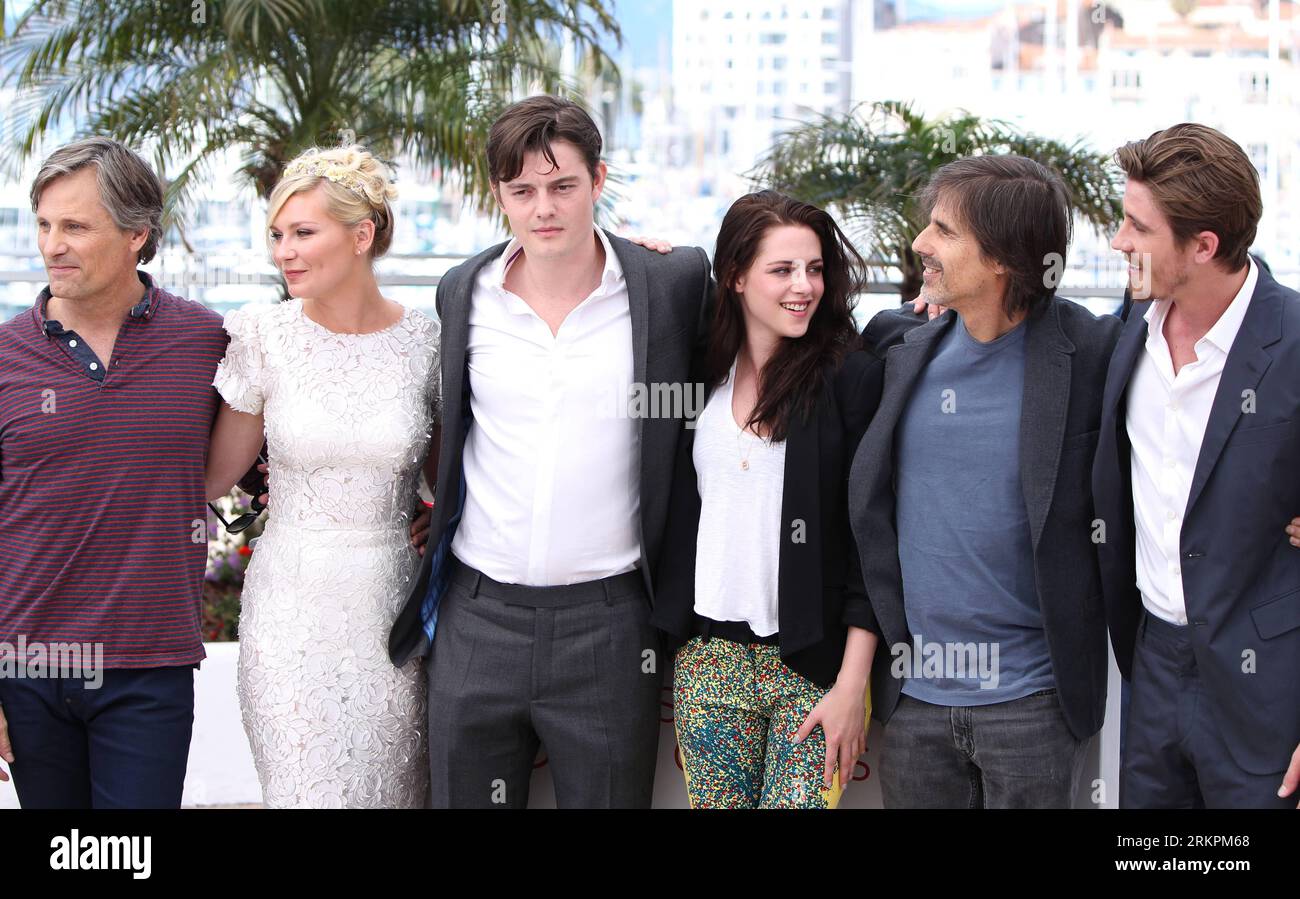 Bildnummer: 58021987  Datum: 23.05.2012  Copyright: imago/Xinhua (120523) -- CANNES, May 23, 2012 (Xinhua) -- (L-R) US actor Viggo Mortensen, US actress Kirsten Dunst, British actor Sam Riley, US actress Kristen Stewart, Brazilian director Walter Salles and US actor Garrett Hedlund pose during a photocall for On The Road , at the 65th Cannes Film Festival, southern France, May 23, 2012. The film will compete with the other 21 feature films for 2012 Golden Palm (Palme d Or), the most prestigious award of the 65th Cannes International Film Festival.(Xinhua/Gao Jing) FRANCE-CANNES-FILM FESTIVAL-P Stock Photo