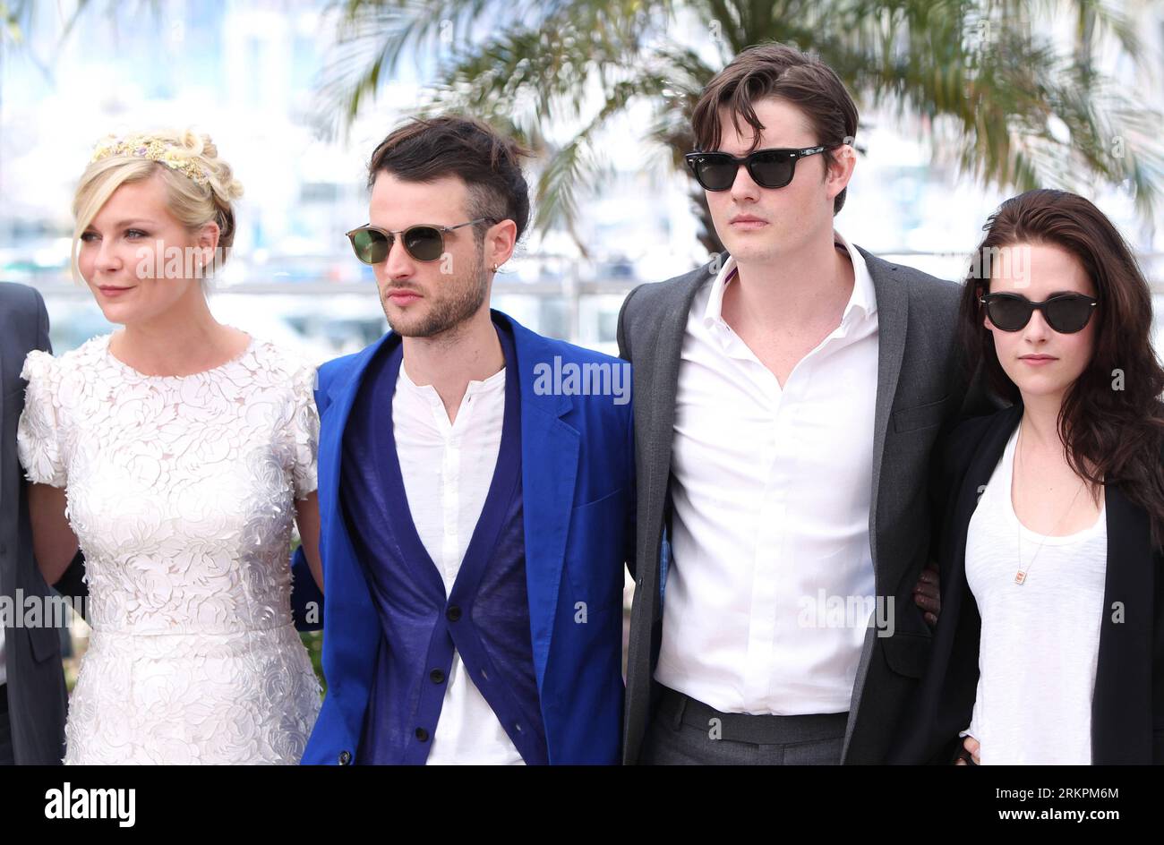 Bildnummer: 58021988  Datum: 23.05.2012  Copyright: imago/Xinhua (120523) -- CANNES, May 23, 2012 (Xinhua) --(L-R)US actress Kirsten Dunst, British actor Tom Sturridge, British actor Sam Riley, US actress Kristen Stewart pose during a photocall for On The Road , at the 65th Cannes Film Festival, southern France, May 23, 2012. The film will compete with the other 21 feature films for 2012 Golden Palm (Palme d Or), the most prestigious award of the 65th Cannes International Film Festival.(Xinhua/Gao Jing) FRANCE-CANNES-FILM FESTIVAL-PHOTOCALL-ON THE ROAD PUBLICATIONxNOTxINxCHN Kultur Entertainme Stock Photo