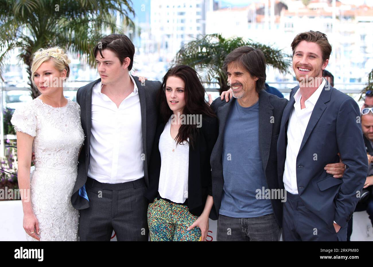 Bildnummer: 58021985  Datum: 23.05.2012  Copyright: imago/Xinhua (120523) -- CANNES, May 23, 2012 (Xinhua) -- (L-R) US actress Kirsten Dunst, British actor Sam Riley, US actress Kristen Stewart, Brazilian director Walter Salles and US actor Garrett Hedlund pose during a photocall for On The Road , at the 65th Cannes Film Festival, southern France, May 23, 2012. The film will compete with the other 21 feature films for 2012 Golden Palm (Palme d Or), the most prestigious award of the 65th Cannes International Film Festival. (Xinhua/Gao Jing) FRANCE-CANNES-FILM FESTIVAL-PHOTOCALL-ON THE ROAD PUBL Stock Photo