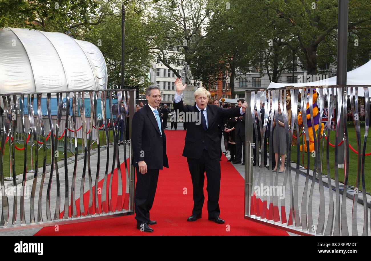 Bildnummer: 58022967  Datum: 23.05.2012  Copyright: imago/Xinhua (120523) -- LONDON, May 23,2012 (Xinhua) -- Boris Johnson (R), the Mayor of London, opens the door of the garden with Robert Davis, deputy leader of Westminster City Council, in the center of reopened Leicester Square in London, Britain, May 23, 2012. Leicester Square reopen on Wednesday after a 15.3 million GBP (about 24 million USD) transformation over the past 17 months. (Xinhua/Wang Lili) BRITAIN-LONDON-LEICESTER SQUARE-REOPENING PUBLICATIONxNOTxINxCHN Gesellschaft England Eröffnung Einweihung xns x0x 2012 quer      58022967 Stock Photo