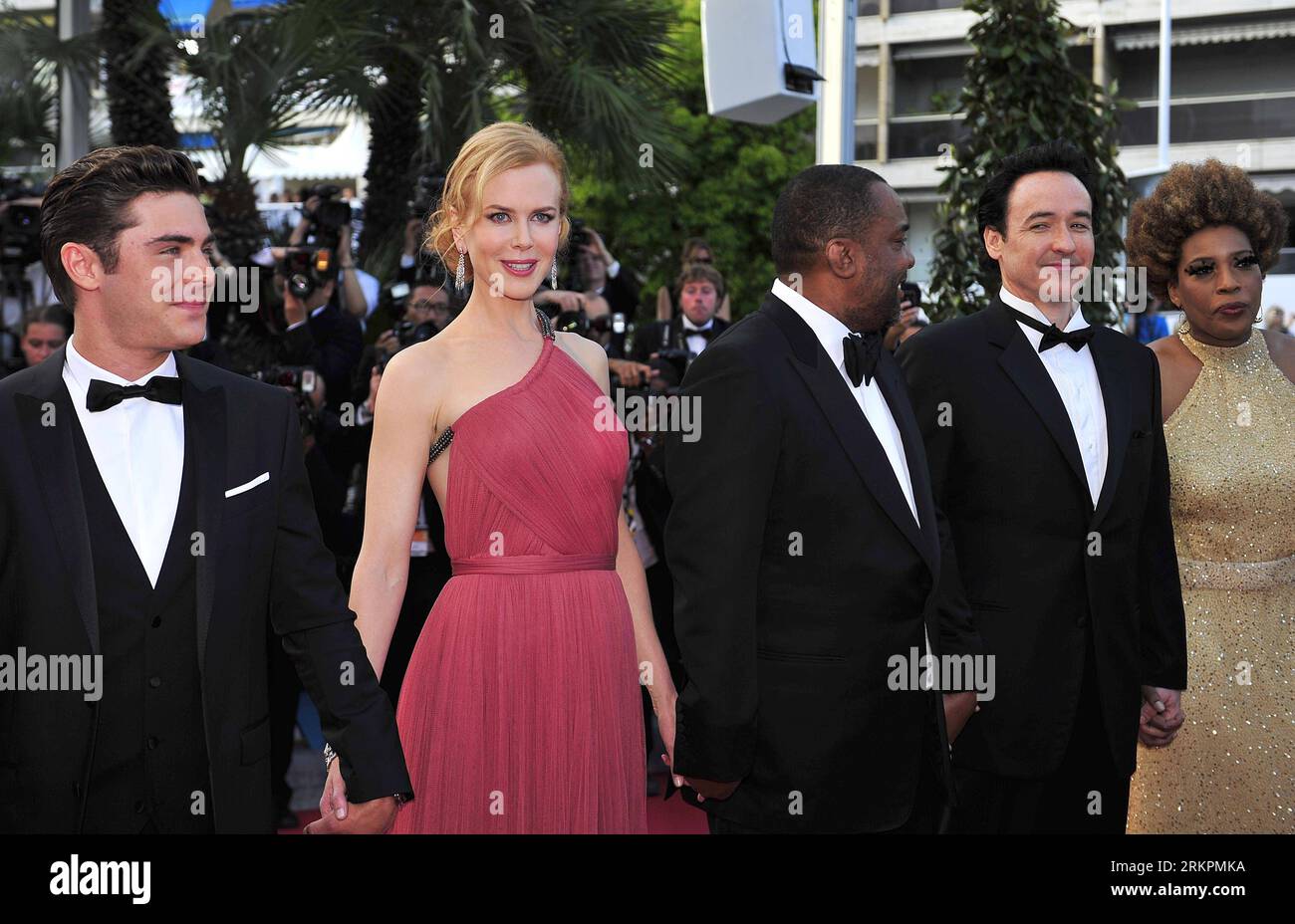 Bildnummer: 58027680  Datum: 24.05.2012  Copyright: imago/Xinhua (120524) -- CANNES, May 24, 2012 (Xinhua) -- (L to R) Cast members of The Paperboy , U.S. actor Zac Efron, Australian actress Nicole Kidman, U.S. director Lee Daniels, U.S. actor John Cusack and U.S. actress Macy Gray arrive for its premiere at the 65th Cannes Film Festival in Cannes, southern France, May 24, 2012. (Xinhua/Ye Pingfan) FRANCE-CANNES-FILM FESTIVAL-PREMIERE-PAPERBOY PUBLICATIONxNOTxINxCHN Kultur Entertainment People Film 65. Internationale Filmfestspiele Cannes Filmpremiere Premiere x0x xub 2012 quer premiumd      5 Stock Photo