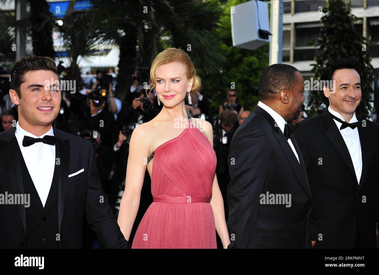 Bildnummer: 58027681  Datum: 24.05.2012  Copyright: imago/Xinhua (120524) -- CANNES, May 24, 2012 (Xinhua) -- (L to R) Cast members of The Paperboy , U.S. actor Zac Efron, Australian actress Nicole Kidman, U.S. director Lee Daniels and U.S. actor John Cusack arrive for its premiere at the 65th Cannes Film Festival in Cannes, southern France, May 24, 2012. (Xinhua/Ye Pingfan) FRANCE-CANNES-FILM FESTIVAL-PREMIERE-PAPERBOY PUBLICATIONxNOTxINxCHN Kultur Entertainment People Film 65. Internationale Filmfestspiele Cannes Filmpremiere Premiere x0x xub 2012 quer premiumd      58027681 Date 24 05 2012 Stock Photo