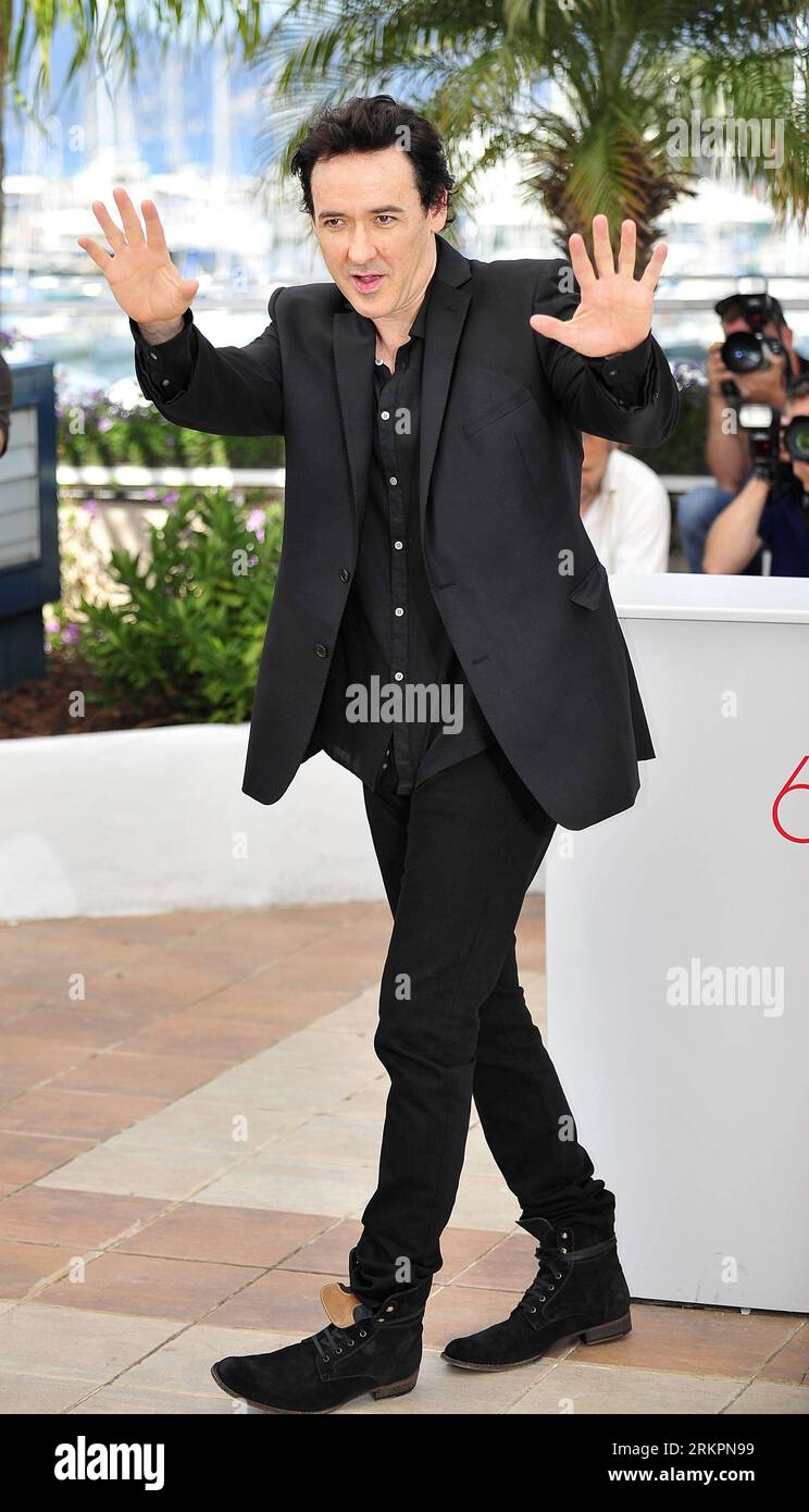 Bildnummer: 58030800  Datum: 24.05.2012  Copyright: imago/Xinhua (120524) -- CANNES, May 24, 2012 (Xinhua) -- Actor John Cusack poses during a photocall for the film The Paperboy directed by Lee Daniels, at the 65th Cannes Film Festival, in Cannes, southern France, May 24, 2012. (Xinhua/Ye Pingfan)(srb) FRANCE-CANNES-FILM FESTIVAL-PHOTOCALL-THE PAPERBOY PUBLICATIONxNOTxINxCHN Kultur Entertainment People Film 65. Internationale Filmfestspiele Cannes x0x xkg 2012 hoch      58030800 Date 24 05 2012 Copyright Imago XINHUA  Cannes May 24 2012 XINHUA Actor John Cusack Poses during a photo call for T Stock Photo