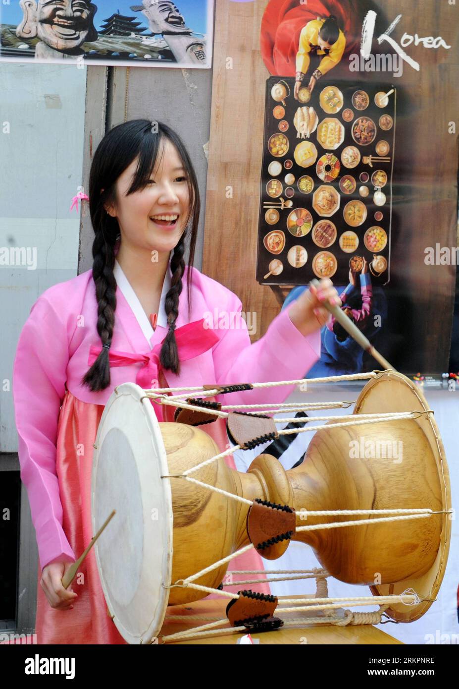 Bildnummer: 58036403  Datum: 26.05.2012  Copyright: imago/Xinhua (120526) -- TIANJIN, May 26, 2012 (Xinhua) -- A South Korean student performs at an international student cultural festival of Tianjin University in Tianjin, north China, May 26, 2012. International students from 88 countries and regions took part in the cultural festival here on Friday. (Xinhua/Wang Kun)(mcg) CHINA-TIANJIN-FOREIGN STUDENT-CULTURAL FESTIVAL (CN) PUBLICATIONxNOTxINxCHN Gesellschaft x2x xsk 2012 hoch  o0 Musik Trommler Trommeln Tradition     58036403 Date 26 05 2012 Copyright Imago XINHUA  Tianjin May 26 2012 XINHU Stock Photo