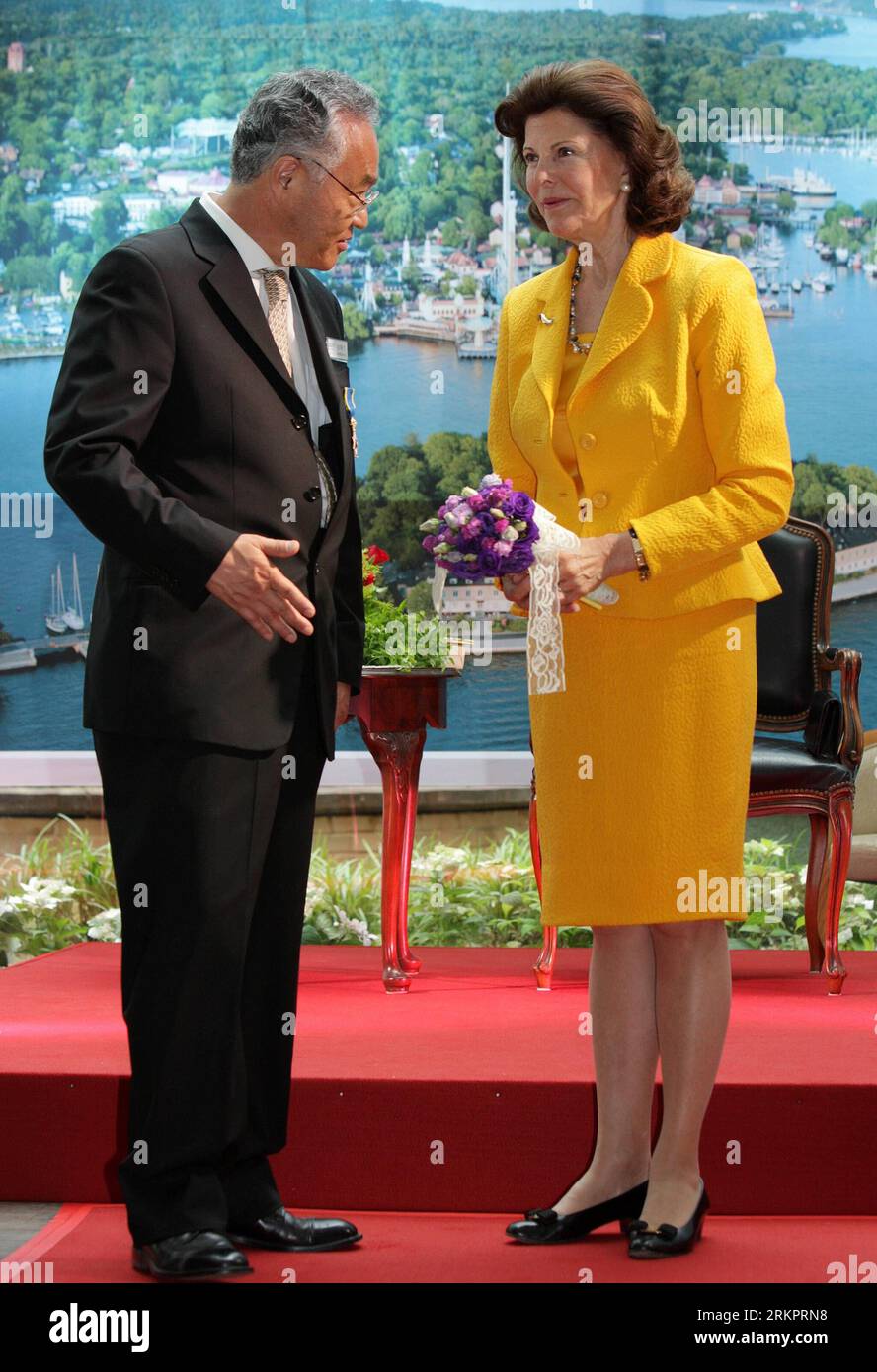 Bildnummer: 58051069  Datum: 31.05.2012  Copyright: imago/Xinhua (120531) -- SEOUL, May 31, 2012 (Xinhua) -- Sweden s Queen Silvia (R) and Chairman of Daniel Medical Foundation Kang Dae-in attend the Sweden-Korea Dementia Forum in Bucheon city, South Korea, May 31, 2012. (Xinhua/Park Jin-hee) SOUTH KOREA-SEOUL-SWEDEN-QUEEN SILVIA-VISIT PUBLICATIONxNOTxINxCHN People Politik xdp x0x 2012 hoch      58051069 Date 31 05 2012 Copyright Imago XINHUA  Seoul May 31 2012 XINHUA Sweden S Queen Silvia r and Chairman of Daniel Medical Foundation Kang Dae in attend The Sweden Korea Dementia Forum in  City S Stock Photo