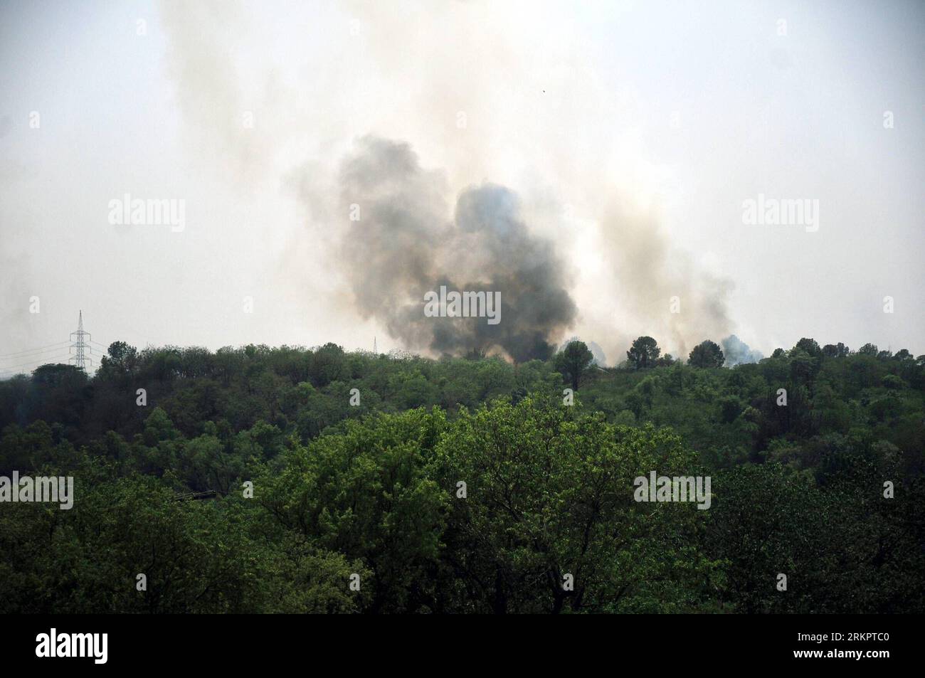 Bildnummer: 58055786  Datum: 31.05.2012  Copyright: imago/Xinhua (120531) -- ISLAMABAD, May 31, 2012 (Xinhua) -- Smoke rises from the forest in Islamabad, capital of Pakistan on May 31, 2012. Fire erupted on Margala Hills due to hot weather, gutting a huge stretch of forest. (Xinhua/Ahmad Kamal) PAKISTAN-ISLAMABAD-FOREST FIRE PUBLICATIONxNOTxINxCHN Gesellschaft Waldbrand Brand Feuer Rauch xbs x0x 2012 quer      58055786 Date 31 05 2012 Copyright Imago XINHUA  Islamabad May 31 2012 XINHUA Smoke Rises from The Forest in Islamabad Capital of Pakistan ON May 31 2012 Fire erupted ON Margala Hills D Stock Photo