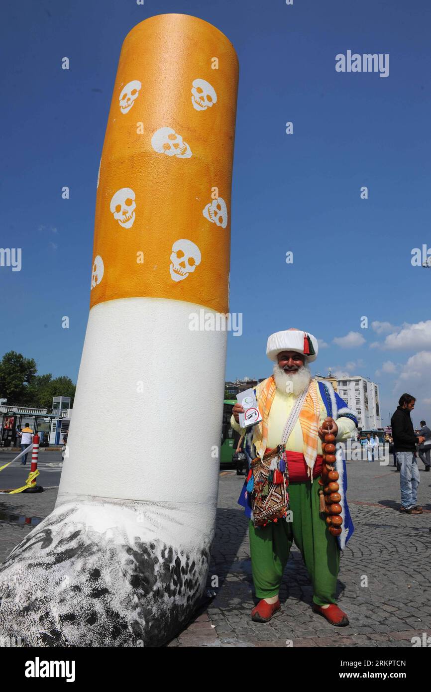 biggest cigarette in the world Bildnummer: 58056579 Datum: 31.05.2012 Copyright: imago/Xinhua (120531) --  ISTANBUL, May. 31, 2012 (Xinhua) -- A volunteer sends out handouts for  smoking cessation near a cigarette statue at Taksim Square in Istanbul of