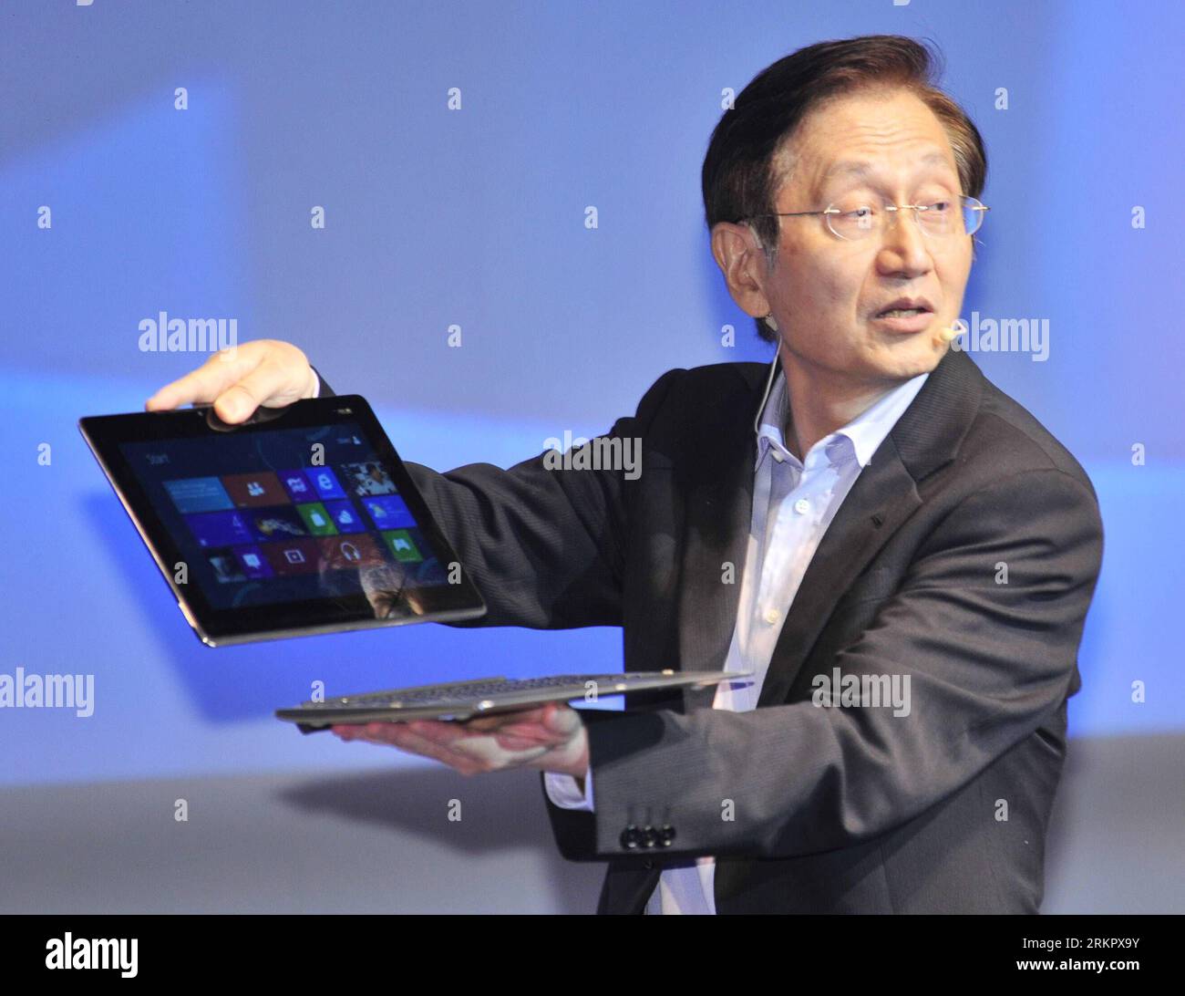 Bildnummer: 58069165  Datum: 04.06.2012  Copyright: imago/Xinhua (120604) -- TAIPEI, June 4, 2012 (Xinhua) -- Board Chairman of ASUS company Jonney Shih shows a latest product Transformer Book during a press conference in Taipei, southeast China s Taiwan, June 4, 2012. Jonney Shih released some new products with transformer concept at the press conference here on Monday. (Xinhua/Wu Ching-teng)(mcg) CHINA-TAIPEI-ASUS-NEW PRODUCT (CN) PUBLICATIONxNOTxINxCHN People Wirtschaft Präsentation Tablet PC PK Porträt x0x xst premiumd 2012 quer      58069165 Date 04 06 2012 Copyright Imago XINHUA  Taipei Stock Photo