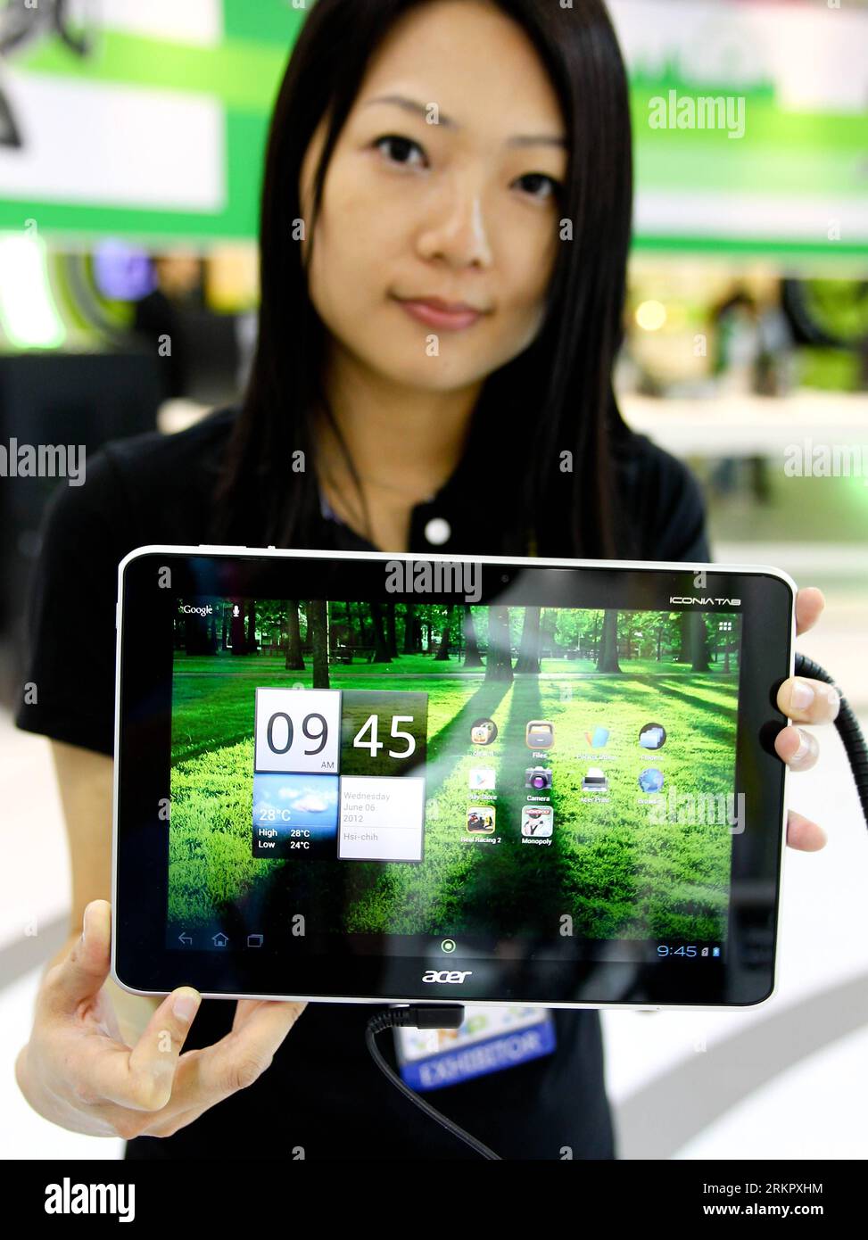 Bildnummer: 58071996  Datum: 05.06.2012  Copyright: imago/Xinhua (120605) -- TAIPEI, June 5, 2012 (Xinhua) -- A staff member of Acer displays a tablet computer during the Computex 2012 in Taipei, southeast China s Taiwan, June 5, 2012. The exhibition, kicking off on Tuesday, will last until June 9. About 1,800 exhibitors come to showcase their latest products. (Xinhua/Hou Dongtao) (lfj) CHINA-TAIPEI-COMPUTEX-EXHIBITION (CN) PUBLICATIONxNOTxINxCHN Wirtschaft Messe Computermesse premiumd xbs x2x 2012 hoch o0 PC, Iconia Tab     58071996 Date 05 06 2012 Copyright Imago XINHUA  Taipei June 5 2012 X Stock Photo