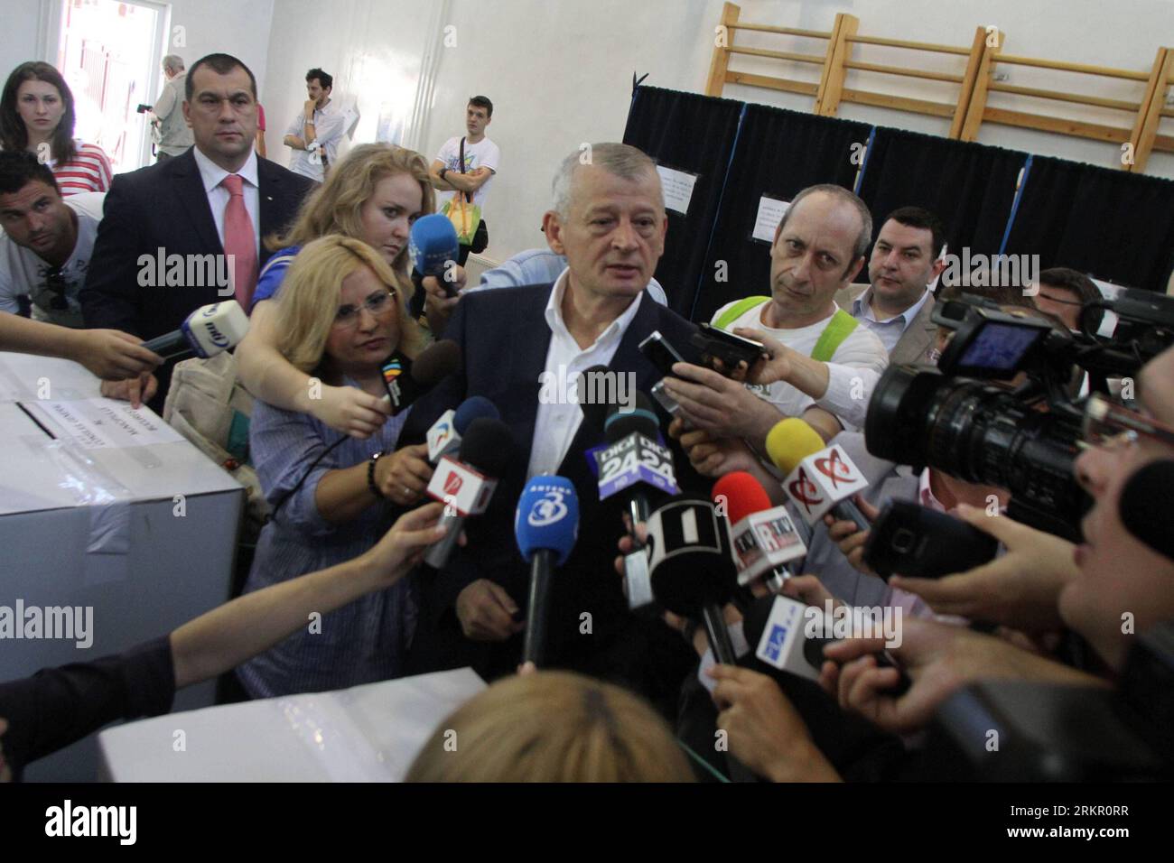 Bildnummer: 58090673  Datum: 10.06.2012  Copyright: imago/Xinhua (120610) -- BUCHAREST, June 10, 2012 (Xinhua) -- Mayoral candidate and current mayor of Bucharest Sorin Oprescu speaks to the media after casting his ballot at a polling station in Bucharest, Romania, June 10, 2012. More than half of over 18 million voters Sunday cast their votes in Romania s quadrennial local elections and the Social Liberal Union (USL) seems to have won a landslide victory, according to the exit polls. (Xinhua/Gabriel Petrescu) ROMANIA-BUCHAREST-LOCAL ELECTION PUBLICATIONxNOTxINxCHN People Politik Wahl xjh x0x Stock Photo