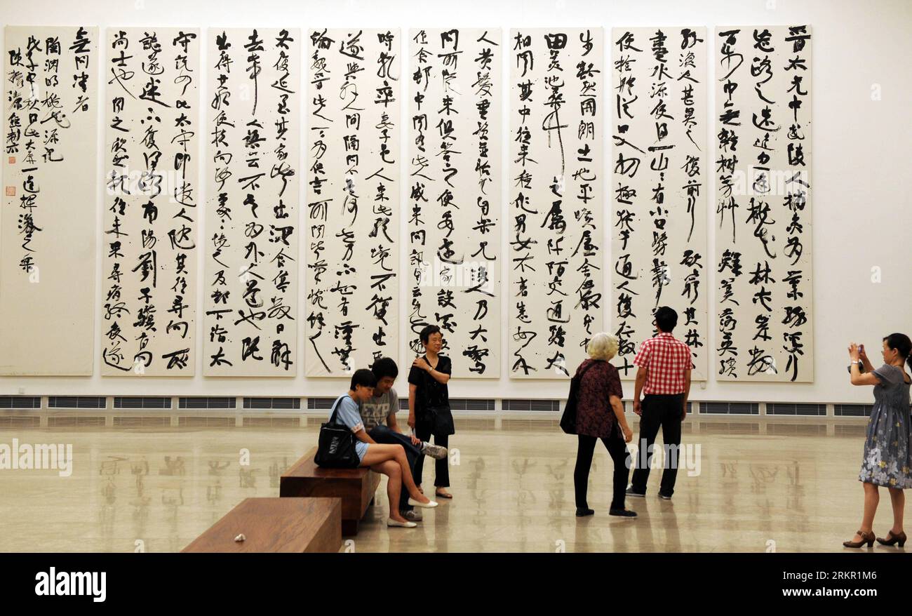 Bildnummer: 58096786  Datum: 12.06.2012  Copyright: imago/Xinhua (120612) -- HANGZHOU, June 12, 2012 (Xinhua) -- Visitors look at calligraphy works at Chen Zhenlian s calligraphy exhibition in Zhejiang Art Museum in Hangzhou, east China s Zhejiang Province, June 12, 2012. Chen is the vice president of the Xiling Seal Carving Society. (Xinhua/Wang Xiaochuan) (zmj) CHINA-ZHEJIANG-CALLIGRAPHY-EXHIBITION (CN) PUBLICATIONxNOTxINxCHN Kultur Ausstellung Kalligraphie x0x xst 2012 quer      58096786 Date 12 06 2012 Copyright Imago XINHUA  Hangzhou June 12 2012 XINHUA Visitors Look AT Calligraphy Works Stock Photo