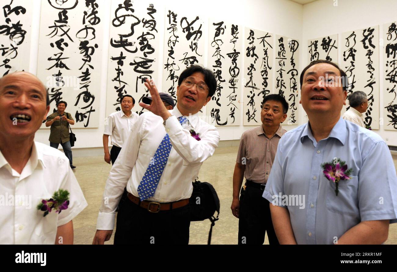 Bildnummer: 58096787  Datum: 12.06.2012  Copyright: imago/Xinhua (120612) -- HANGZHOU, June 12, 2012 (Xinhua) -- Calligrapher Chen Zhenlian (2nd L) introduces his work at his personal calligraphy exhibition in Zhejiang Art Museum in east China s Zhejiang Province, June 12, 2012. Chen is the vice president of the Xiling Seal Carving Society. (Xinhua/Wang Xiaochuan) (zmj) CHINA-ZHEJIANG-CALLIGRAPHY-EXHIBITION (CN) PUBLICATIONxNOTxINxCHN Kultur Ausstellung Kalligraphie x0x xst 2012 quer      58096787 Date 12 06 2012 Copyright Imago XINHUA  Hangzhou June 12 2012 XINHUA Calligraphers Chen  2nd l in Stock Photo