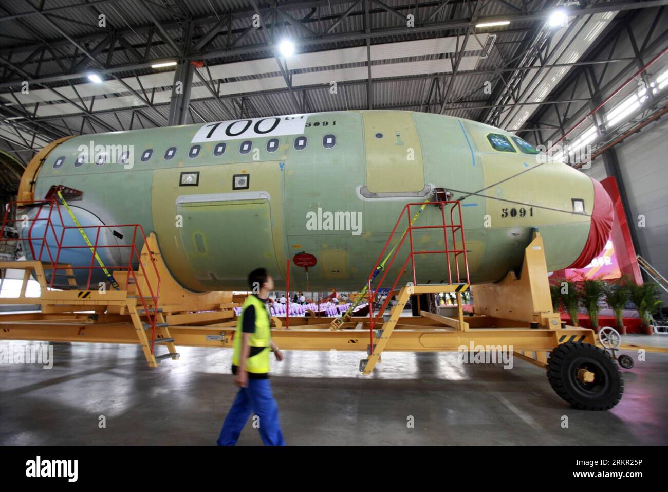 Bildnummer: 58101169  Datum: 13.06.2012  Copyright: imago/Xinhua (120613) -- TIANJIN, June 13, 2012 (Xinhua) -- A worker of the Tianjin Airbus final assembly line examines the front fuselage section which will be used in the assembly of the factory s 100th A320-series passenger plane in north China s Tianjin Municipality, June 13, 2012. Key components for the 100th A320-series aircraft of the Tianjin Airbus final assembly line arrived in the factory on Wednesday. Established in 2008, the Tianjin factory is the first Airbus final assembly line outside Europe, responsible for the assembly of A32 Stock Photo