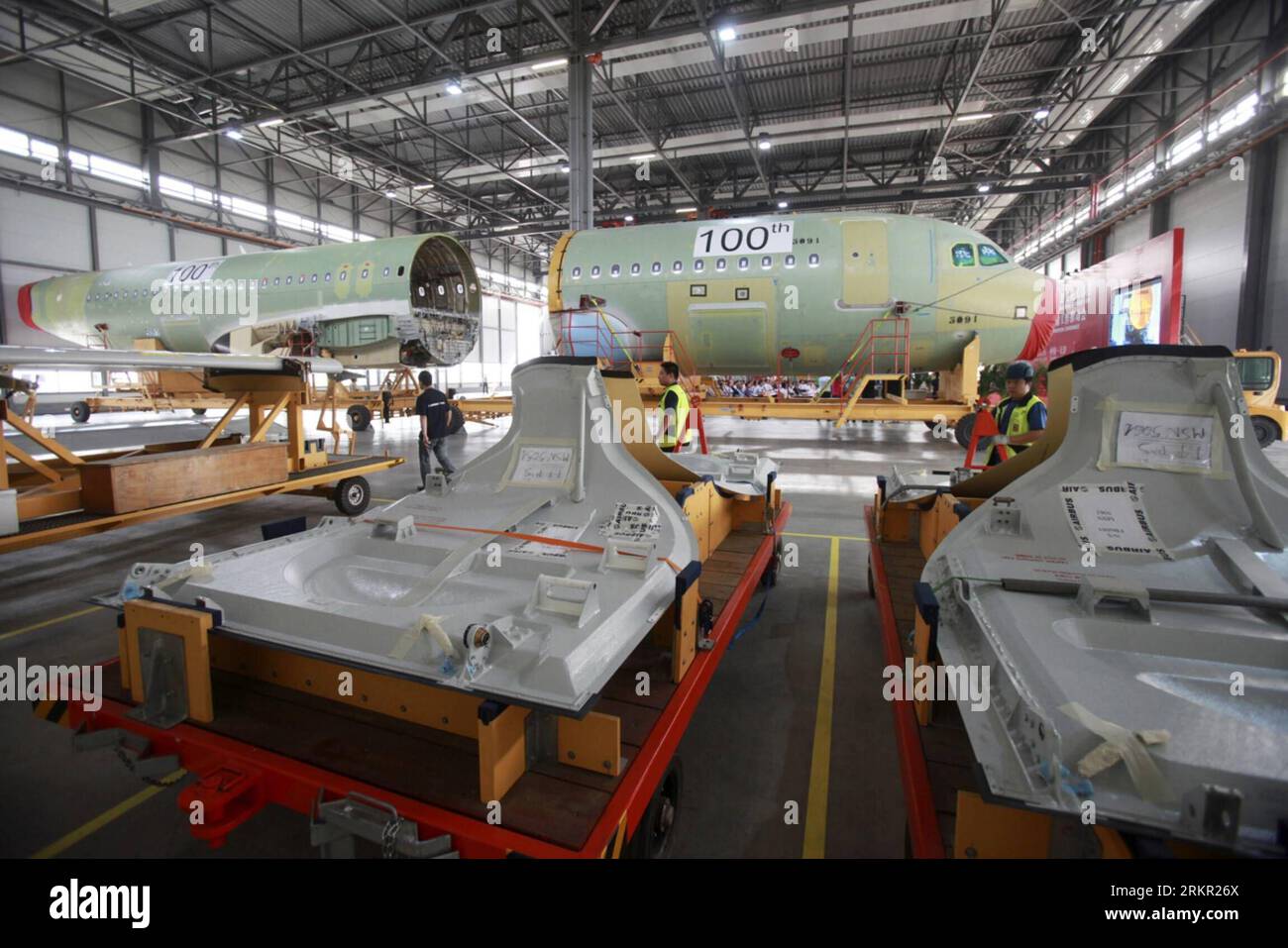 Bildnummer: 58101170  Datum: 13.06.2012  Copyright: imago/Xinhua (120613) -- TIANJIN, June 13, 2012 (Xinhua) -- Workers of the Tianjin Airbus final assembly line examine the front and aft fuselage sections which will be used in the assembly of the factory s 100th A320-series passenger plane in north China s Tianjin Municipality, June 13, 2012. Key components for the 100th aircraft of the Tianjin Airbus final assembly line arrived in the factory on Wednesday. Established in 2008, the Tianjin factory is the first Airbus final assembly line outside Europe, responsible for the assembly of A320 and Stock Photo