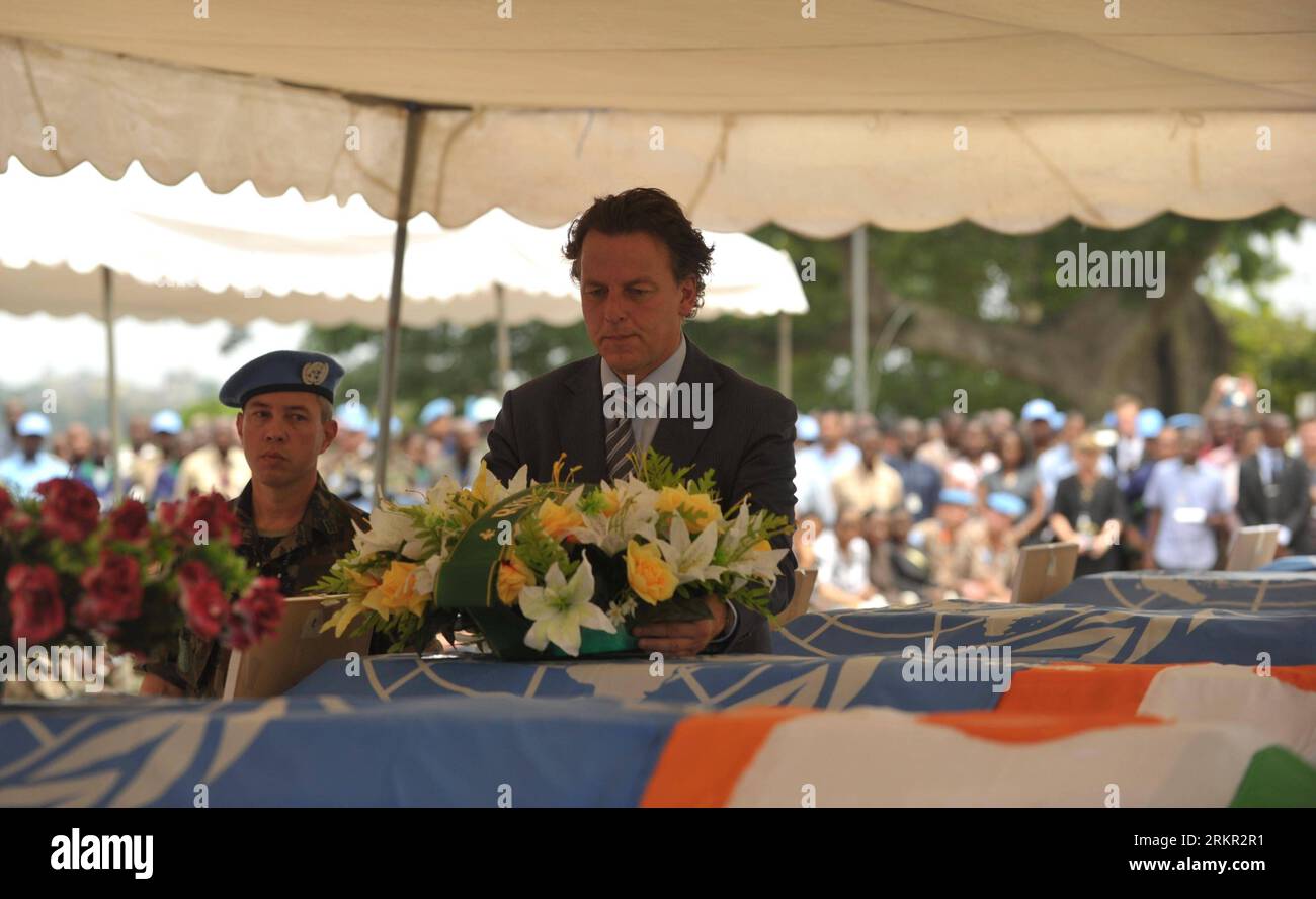 Bildnummer: 58106490  Datum: 14.06.2012  Copyright: imago/Xinhua (120614) -- ABIDJAN, June 14, 2012 (Xinhua) -- UN Special Representative for Ivory Coast Albert Gerard Koenders (R) lays a wreath on the casket of one of seventh coffins of peacekeepers from Niger during a memorial ceremony in Abidjan, Ivory Coast, Thursday, June 14, 2012. Seven peacekeepers from Niger were killed in the Southwest of Cote d Ivoire last week. UN hopes the perpetrators of the ambush that killed seven peacekeepers will be apprehended and justice will be done . (Xinhua/Zhao Yingquan) COTE D IVOIRE-UN PEACEKEEPERS-MEM Stock Photo