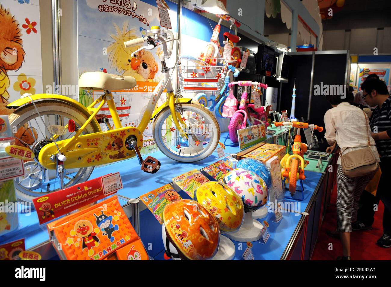 Bildnummer: 58105978  Datum: 14.06.2012  Copyright: imago/Xinhua (120614) -- TOKYO, June 14, 2012 (Xinhua) --Visitors look at the bikes and related products designed for children at the International Toy Show in Tokyo, Japan, June 14, 2012. The International Toy Show kicked off here on Thursday, showcasing a total of about 35,000 products by 143 toy manufacturers. (Xinhua/Ma Ping) (srb) JAPAN-TOKYO-INTERNATIONAL TOY SHOW PUBLICATIONxNOTxINxCHN Wirtschaft Messe Spielzeugmesse Spielzeug x2x xst 2012 quer o0 Fahrrad Kinderfahrrad     58105978 Date 14 06 2012 Copyright Imago XINHUA  Tokyo June 14 Stock Photo