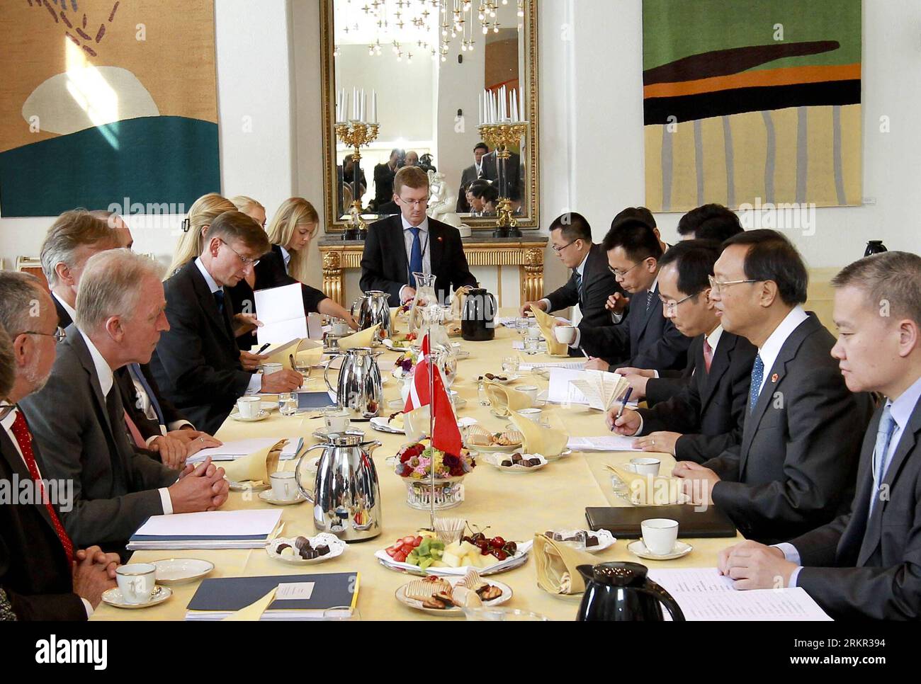 Bildnummer: 58111438  Datum: 15.06.2012  Copyright: imago/Xinhua (120615) -- COPENHAGEN, June 15, 2012 (Xinhua) -- Chinese Foreign Minister Yang Jiechi (2nd R) meets with his Danish counterpart Villy Sovndal in Copenhagen, June 15, 2012. The two sides discussed bilateral relations on Friday, pledging to further cooperation. (Xinhua/Ding Lin) DENMARK-CHINA-FM-MEETING PUBLICATIONxNOTxINxCHN People Politik xjh x0x premiumd 2012 quer      58111438 Date 15 06 2012 Copyright Imago XINHUA  Copenhagen June 15 2012 XINHUA Chinese Foreign Ministers Yang Jiechi 2nd r Meets With His Danish Part Villy Sovn Stock Photo