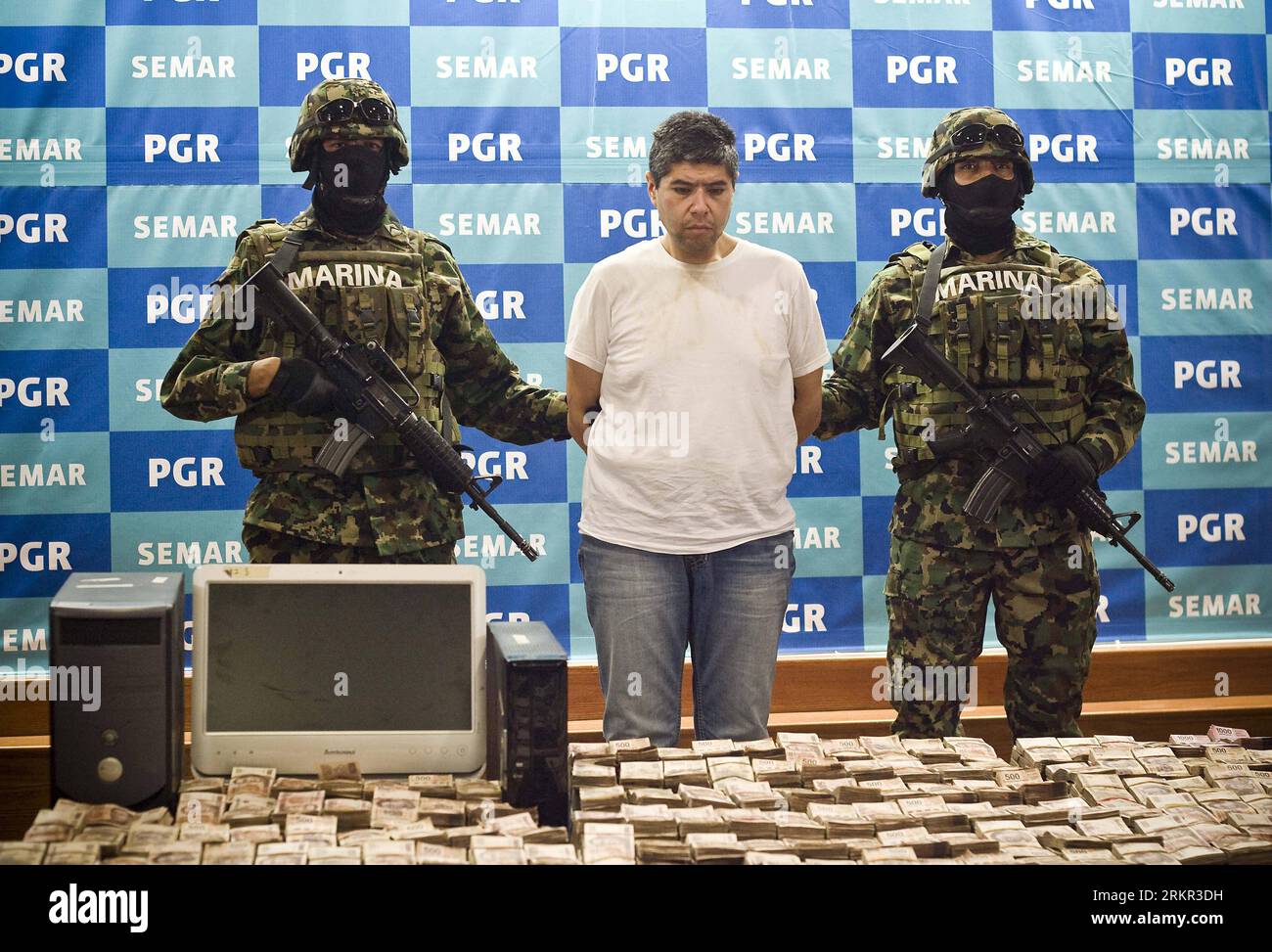 Bildnummer: 58111850  Datum: 15.06.2012  Copyright: imago/Xinhua (120616) -- MEXICO CITY, June 16, 2012 (Xinhua) -- Eric Jovan Lozano Diaz (C), known as El Chuco , is presented to the media in Mexico City, capital of Mexico, on June 15, 2012. Lozano, who is allegedly the money manager for drug cartel Los Zetas , was arrested in the border city of Nuevo Laredo, north Mexico. (Xinhua/Rodrigo Oropeza) (ctt) MEXICO-MEXICO CITY-DRUG TRAFFICKING PUBLICATIONxNOTxINxCHN People Politik Drogen Drogenmafia Drogenkartell xmk x0x 2012 quer premiumd      58111850 Date 15 06 2012 Copyright Imago XINHUA  Mexi Stock Photo
