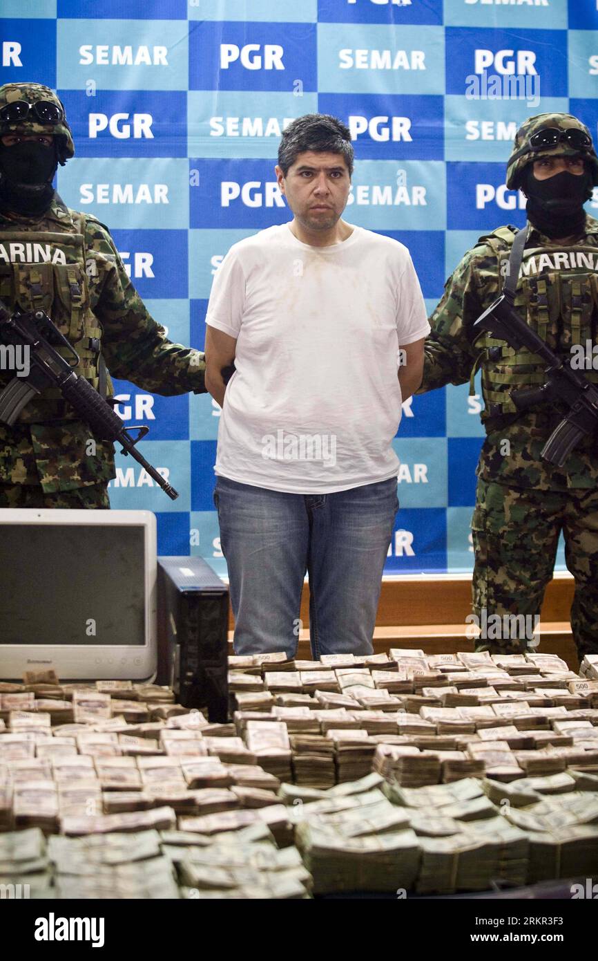 Bildnummer: 58111851  Datum: 15.06.2012  Copyright: imago/Xinhua (120616) -- MEXICO CITY, June 16, 2012 (Xinhua) -- Eric Jovan Lozano Diaz (C), known as El Chuco , is presented to the media in Mexico City, capital of Mexico, on June 15, 2012. Lozano, who is allegedly the money manager for drug cartel Los Zetas , was arrested in the border city of Nuevo Laredo, north Mexico. (Xinhua/Rodrigo Oropeza) (ctt) MEXICO-MEXICO CITY-DRUG TRAFFICKING PUBLICATIONxNOTxINxCHN People Politik Drogen Drogenmafia Drogenkartell xmk x0x 2012 hoch premiumd      58111851 Date 15 06 2012 Copyright Imago XINHUA  Mexi Stock Photo