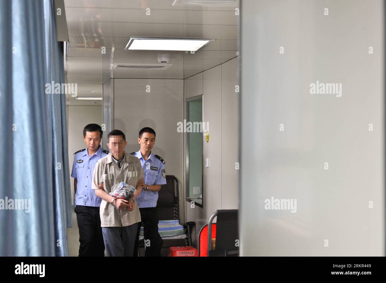Bildnummer: 58115363  Datum: 18.06.2012  Copyright: imago/Xinhua (120618) -- CHONGQING, June 18, 2012 (Xinhua) -- The prisoner father surnamed Gao (C), escorted by two policemen, walks to his son s room at Xinqiao Hospital in Chongqing, southwest China, June 12, 2012. A family is facing an anxious wait to see whether a bone marrow transplant, made possible by the incarcerated father s rare trans-provincial prison transfer, has saved their son s life. PUBLICATIONxNOTxINxCHN Gesellschaft Fotostory Leukämie Medizin Knochenmarkspende Stammzellen Stammzellentherapie Spende xjh x2x 2012 quer     581 Stock Photo