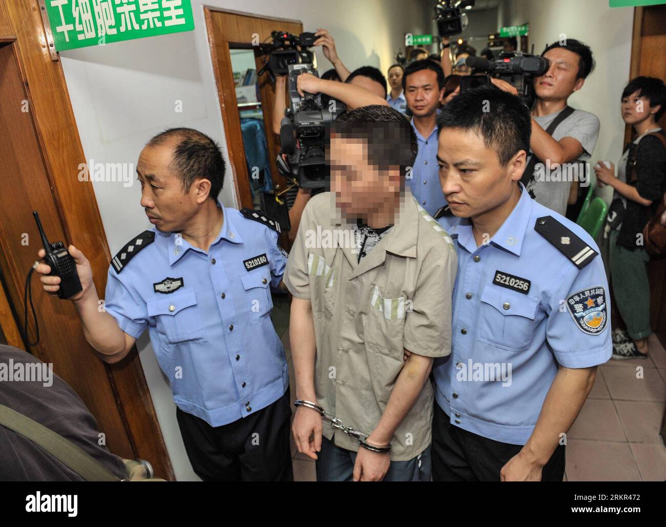 Bildnummer: 58115354  Datum: 18.06.2012  Copyright: imago/Xinhua (120618) -- CHONGQING, June 18, 2012 (Xinhua) -- The prisoner father surnamed Gao (C, front), escorted by two policemen, walks to a room for donating his stem cells to his son Jun Jie at Xinqiao Hospital in Chongqing, southwest China, June 14, 2012. A family is facing an anxious wait to see whether a bone marrow transplant, made possible by the incarcerated father s rare trans-provincial prison transfer, has saved their son s life PUBLICATIONxNOTxINxCHN Gesellschaft Fotostory Leukämie Medizin Knochenmarkspende Stammzellen Stammze Stock Photo