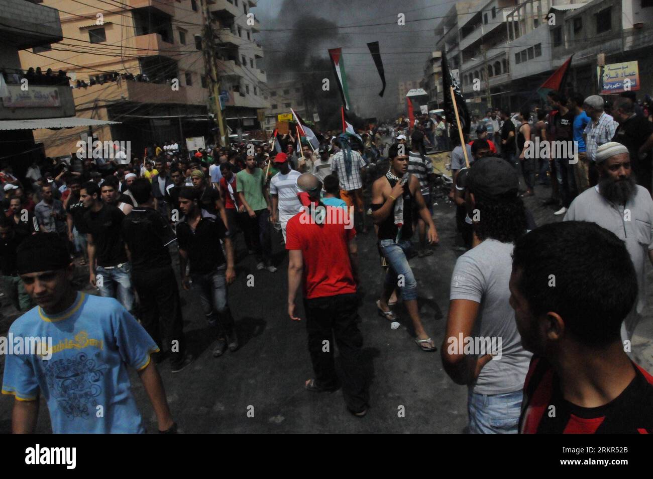 Bildnummer: 58117819  Datum: 18.06.2012  Copyright: imago/Xinhua (120618) -- BEIRUT, June 18, 2012 (Xinhua) -- Palestinians clash with Lebanese army during a funeral procession for 15-year-old Palestinian Ahmad Qassem, who was killed last Friday in the refugee camp of Nahr el-Bared, Lebanon, June 18, 2012. The Lebanese army shot dead at least one Palestinian during clashes Monday in the refugee camp in northern Lebanon, Lebanese security sources said. Three Lebanese army soldiers and 10 Palestinians were injured in the clashes. (Xinhua/Ali) LEBANON-PALESTINIAN-UNREST-CLASH PUBLICATIONxNOTxINxC Stock Photo