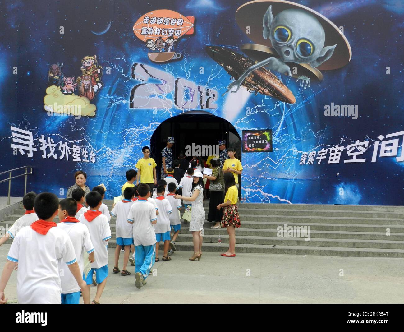 Bildnummer: 58121730  Datum: 19.06.2012  Copyright: imago/Xinhua (120619) -- BEIJING, June 19, 2012 (Xinhua) -- Children filed into the exhibition hall of Beijing alien scientific exhibition in Beijing, capital of China, June 19, 2012. The exhibition will be held from June 20 to July 28. (Xinhua) (zmj) CHINA-BEIJING-SCIENCE EXHIBITION (CN) PUBLICATIONxNOTxINxCHN Gesellschaft Ausstellung Aliens Ausserirdische Kinder x0x xst 2012 quer      58121730 Date 19 06 2012 Copyright Imago XINHUA  Beijing June 19 2012 XINHUA Children Filed into The Exhibition Hall of Beijing Alien Scientific Exhibition in Stock Photo