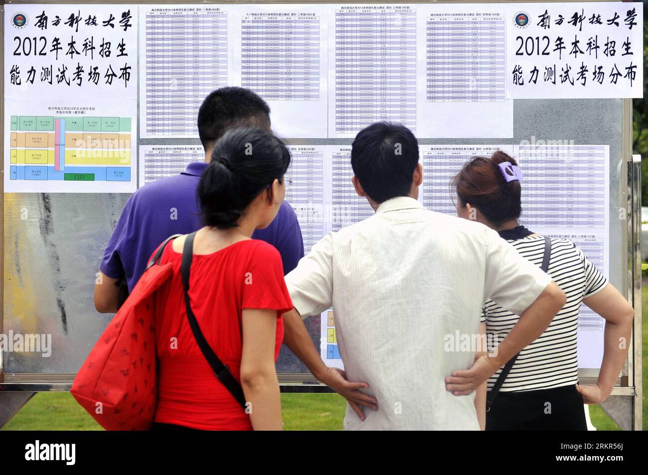 Bildnummer: 58121735  Datum: 19.06.2012  Copyright: imago/Xinhua (120619) -- SHENZHEN, June 19, 2012 (Xinhua) -- Parents of examinees look at a list outside the examination site at the South University of Science and Technology of China (SUSTC) in Shenzhen, south China s Guangdong Province, June 19, 2012. About 1,400 students took part in an independent recruitment held by the SUSTC in eight provinces of China on Tuesday. The university will choose 180 freshmen according to the independent recruitment test score, the National College Entrance Examination score and their regular grades in high Stock Photo