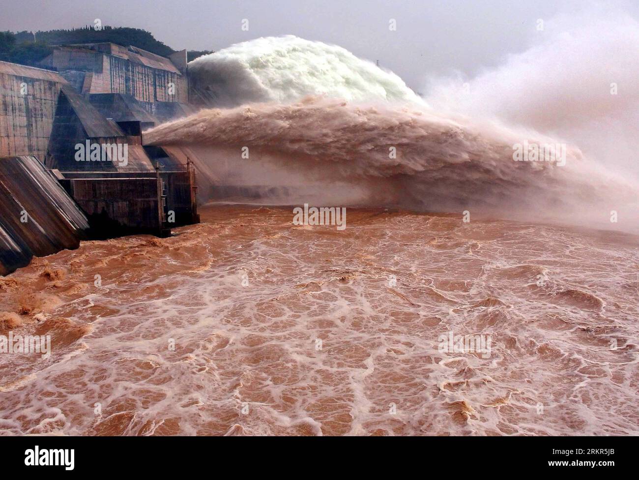 Bildnummer: 58125557  Datum: 19.06.2012  Copyright: imago/Xinhua (120620) -- JIYUAN, June 20, 2012 (Xinhua) -- Water gushes out from the Xiaolangdi Reservoir on the Yellow River during a sand-washing operation in Mengjin County, central China s Henan Province, June 20, 2012. The Yellow River has been plagued by an increasing amount of mud and sand. Each year, the river bed rises as silt deposits build up, slowing the water flow in the lower reaches. The Xiaolangdi Reservoir in the middle reach of the Yellow River has experienced sand-washing operation for 13 times since 2002 and succeeded in c Stock Photo